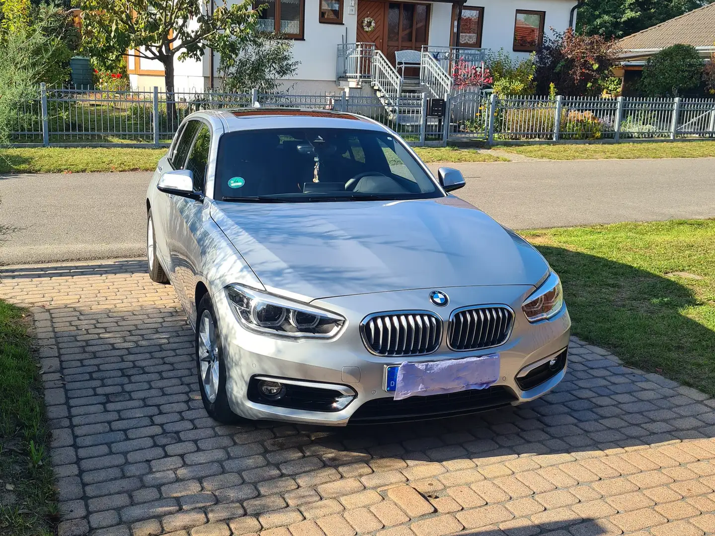 BMW 118 1er 118i Aut. Edition Metropolitan Silber - 1