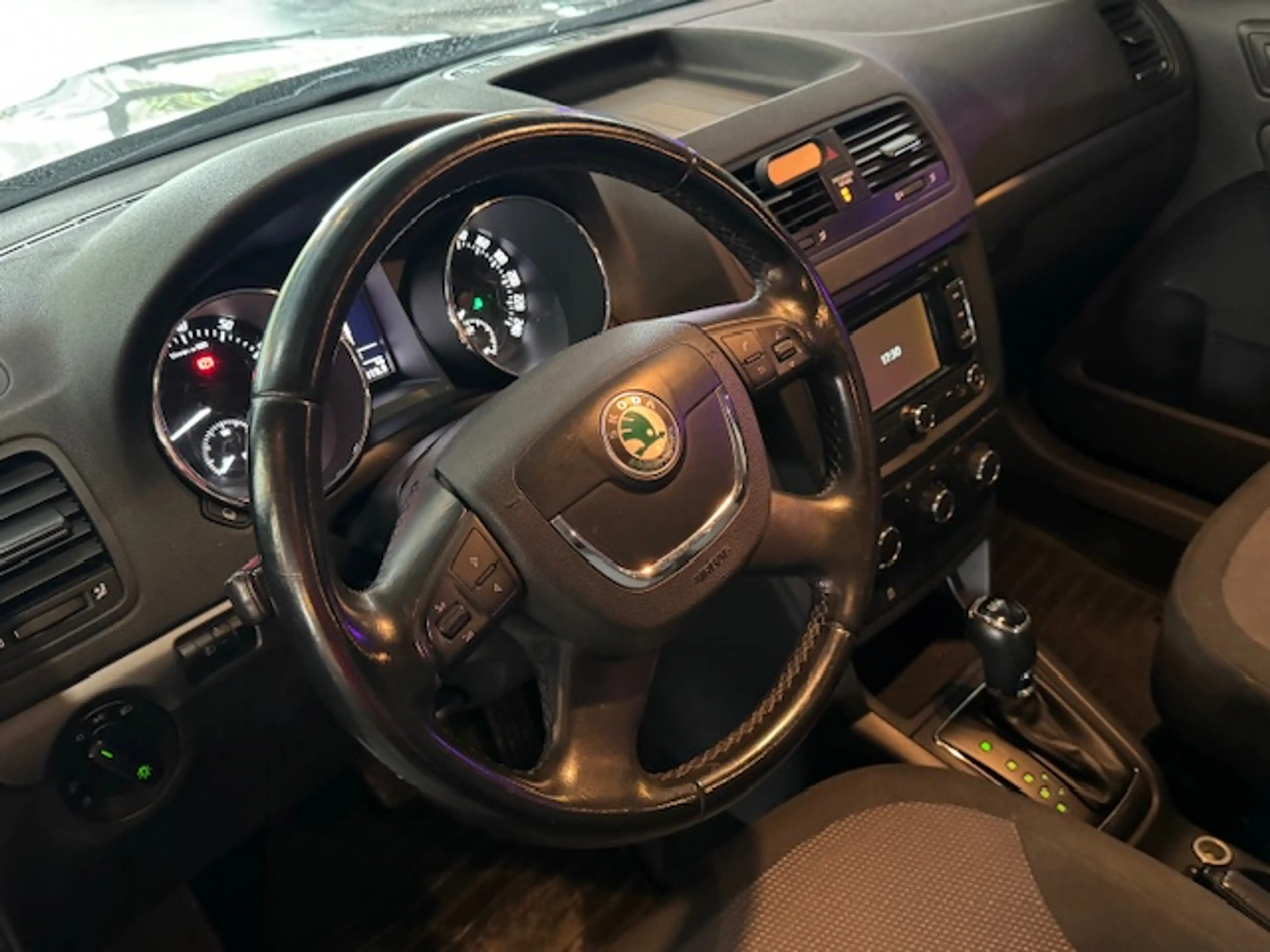 Skoda Yeti 1.2 AUTOMATIQUE DSG - A/C - MEDIA/TEL - GPS - JANTES — photo 13