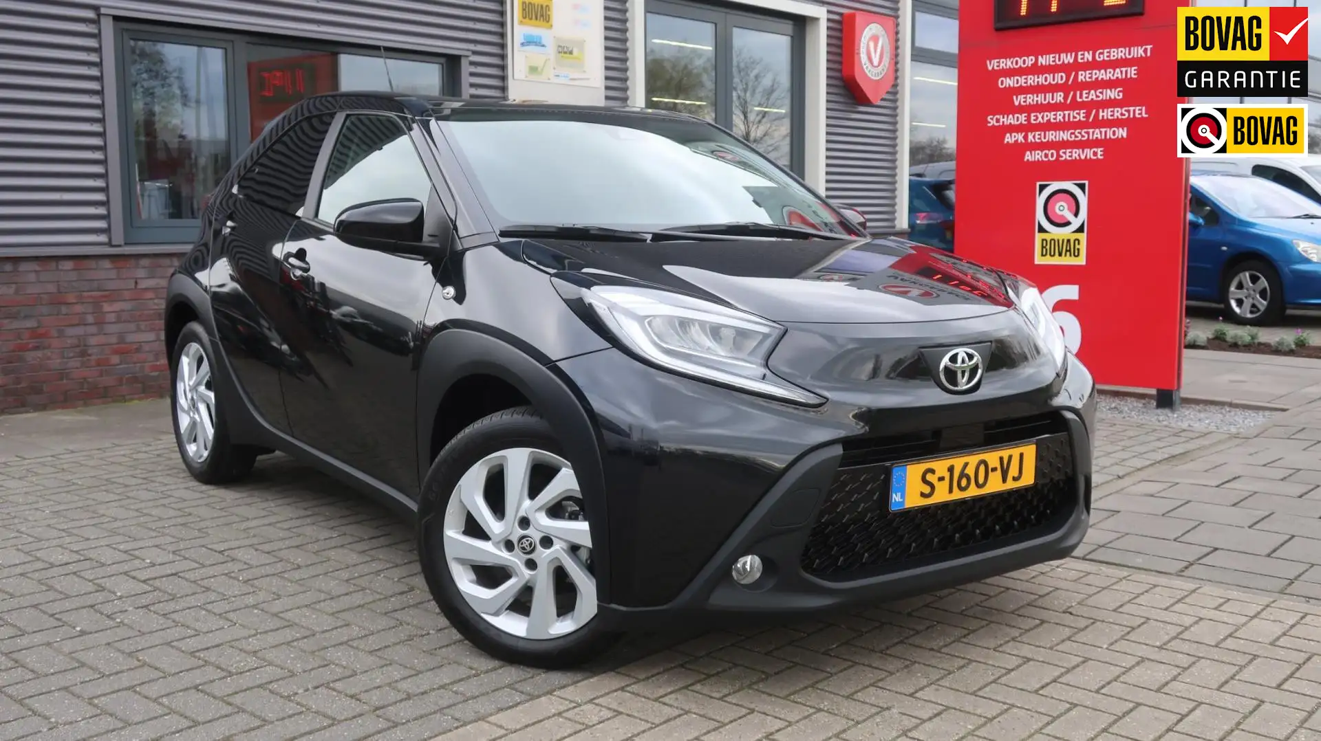 Toyota Aygo X 1.0 VVT-i MT first / Achteruitrijcamera / Airco Zwart - 1