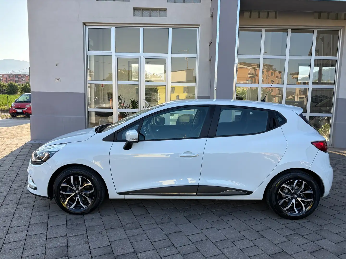 Renault Clio 1.5 dCi 75 CV 5 porte Moschino Intens Bianco - 2