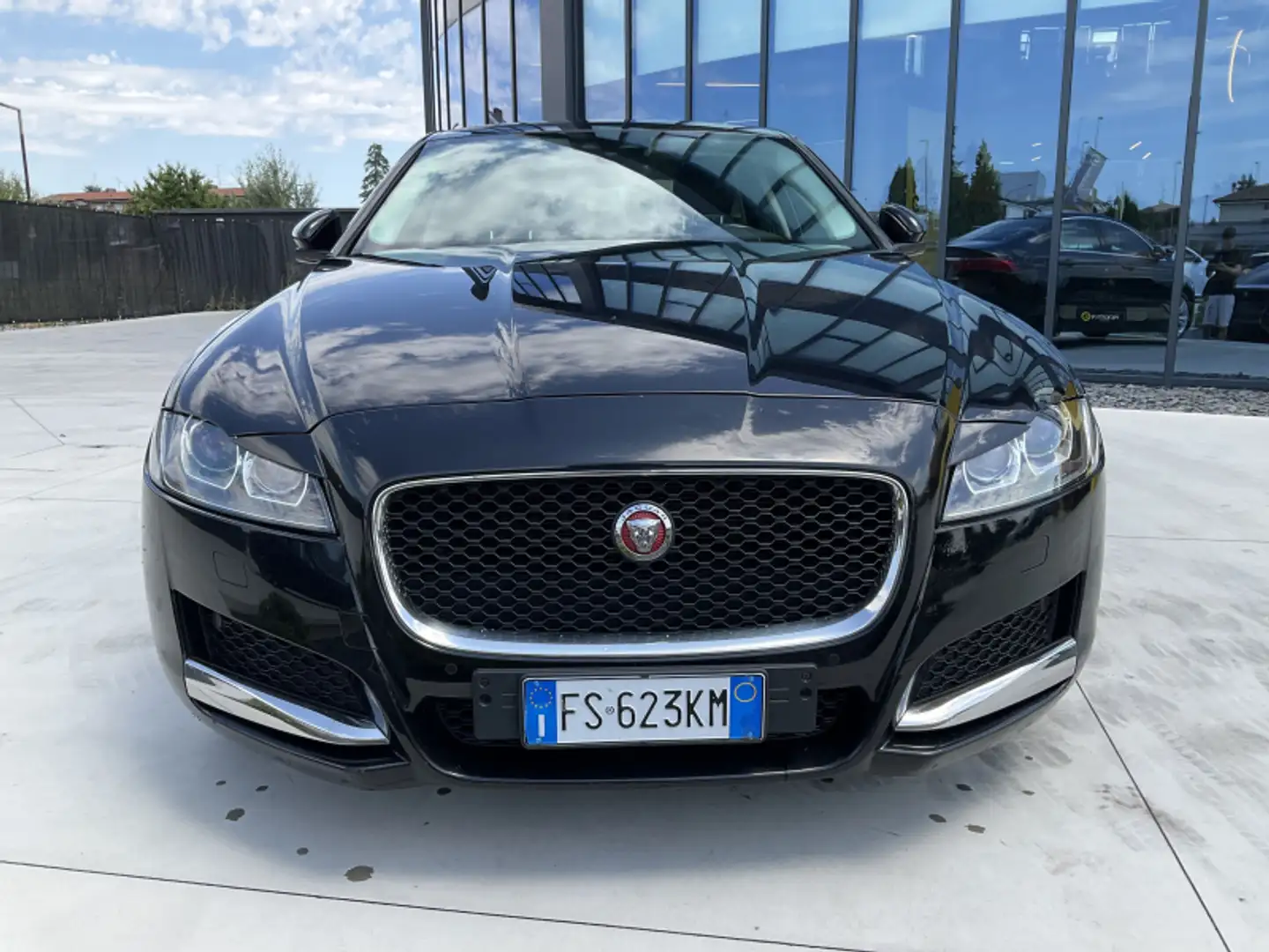 Jaguar XF 2.0 D 180 CV aut. R-Sport Nero - 2