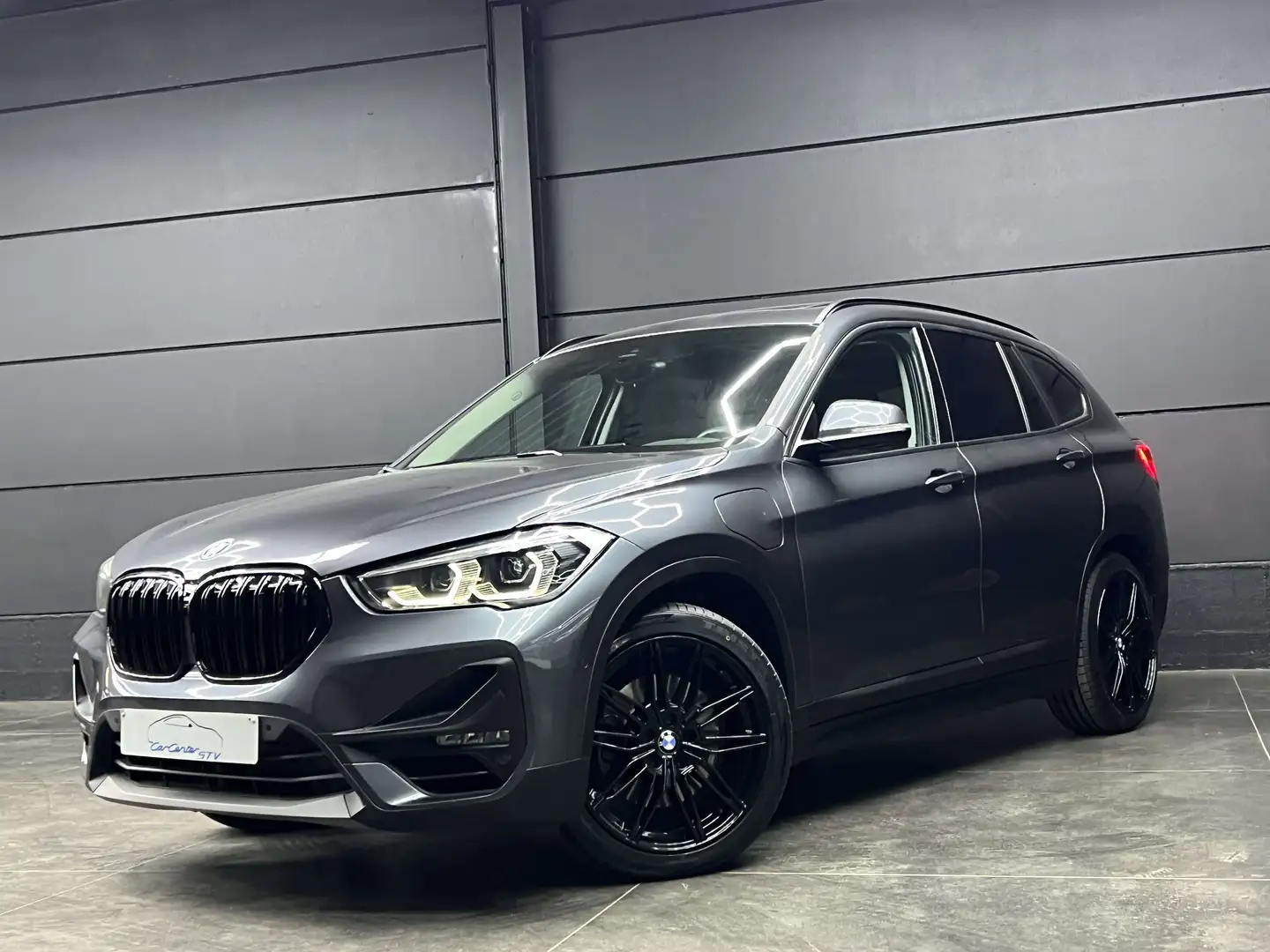 BMW X1 xDrive25e Plug-in Hybrid / Pano dak / LED / Camera Gris - 1