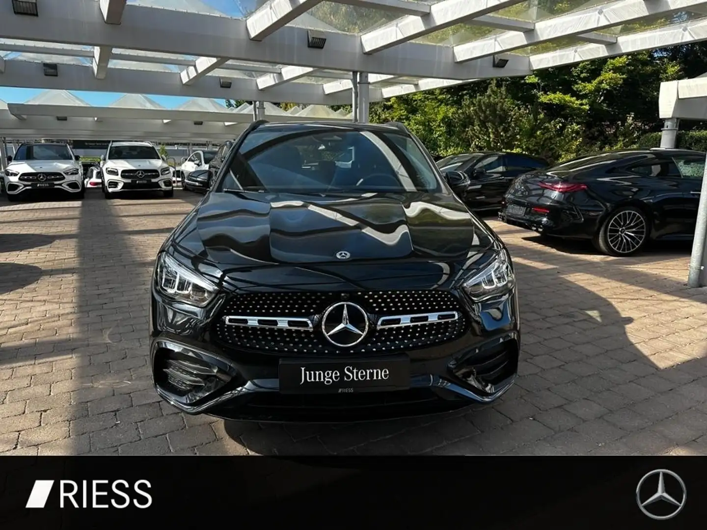Mercedes-Benz GLA 200 d 4M AMG Sport Night Distr Pano AHK Ambi 360 Schwarz - 2