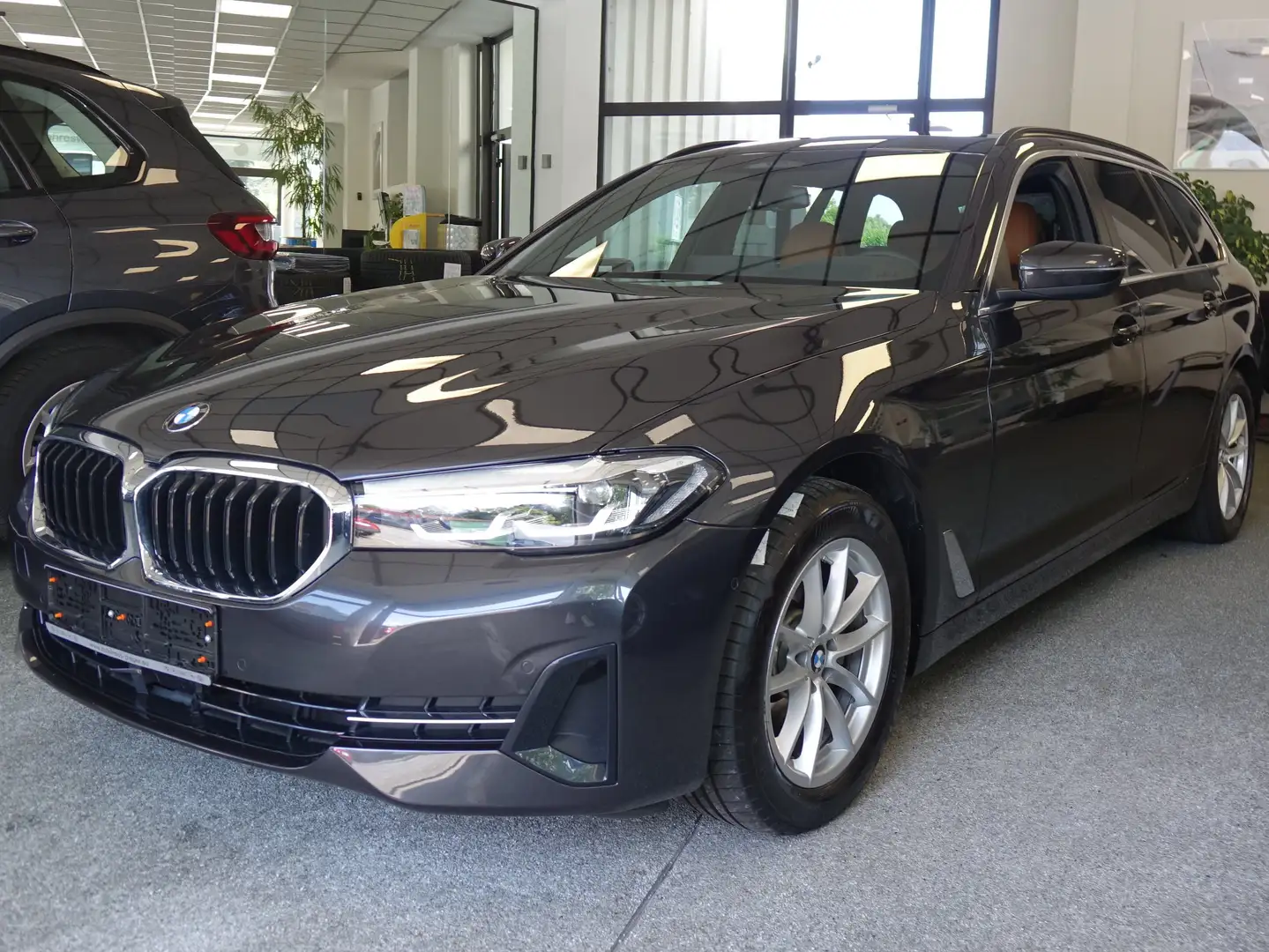 BMW 520 520 d xDrive +AHK+Pano+STHZ+H/K+HUD+Driv. Assist+ Grau - 2