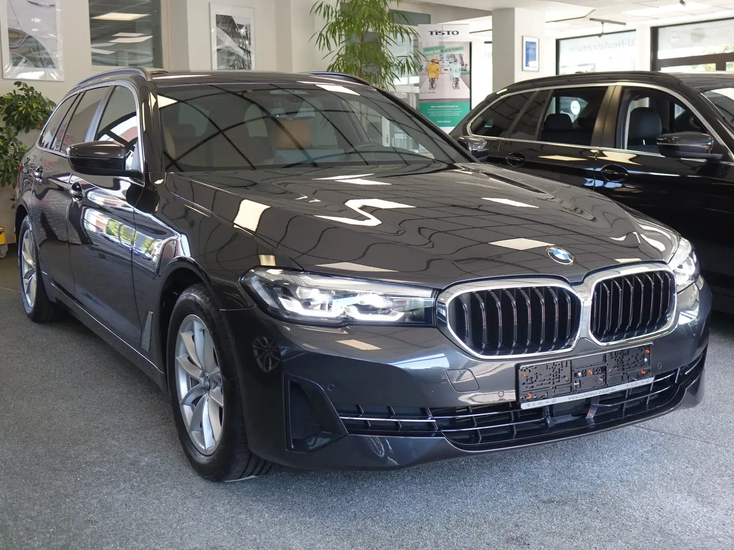BMW 520 520 d xDrive +AHK+Pano+STHZ+H/K+HUD+Driv. Assist+ Grau - 1