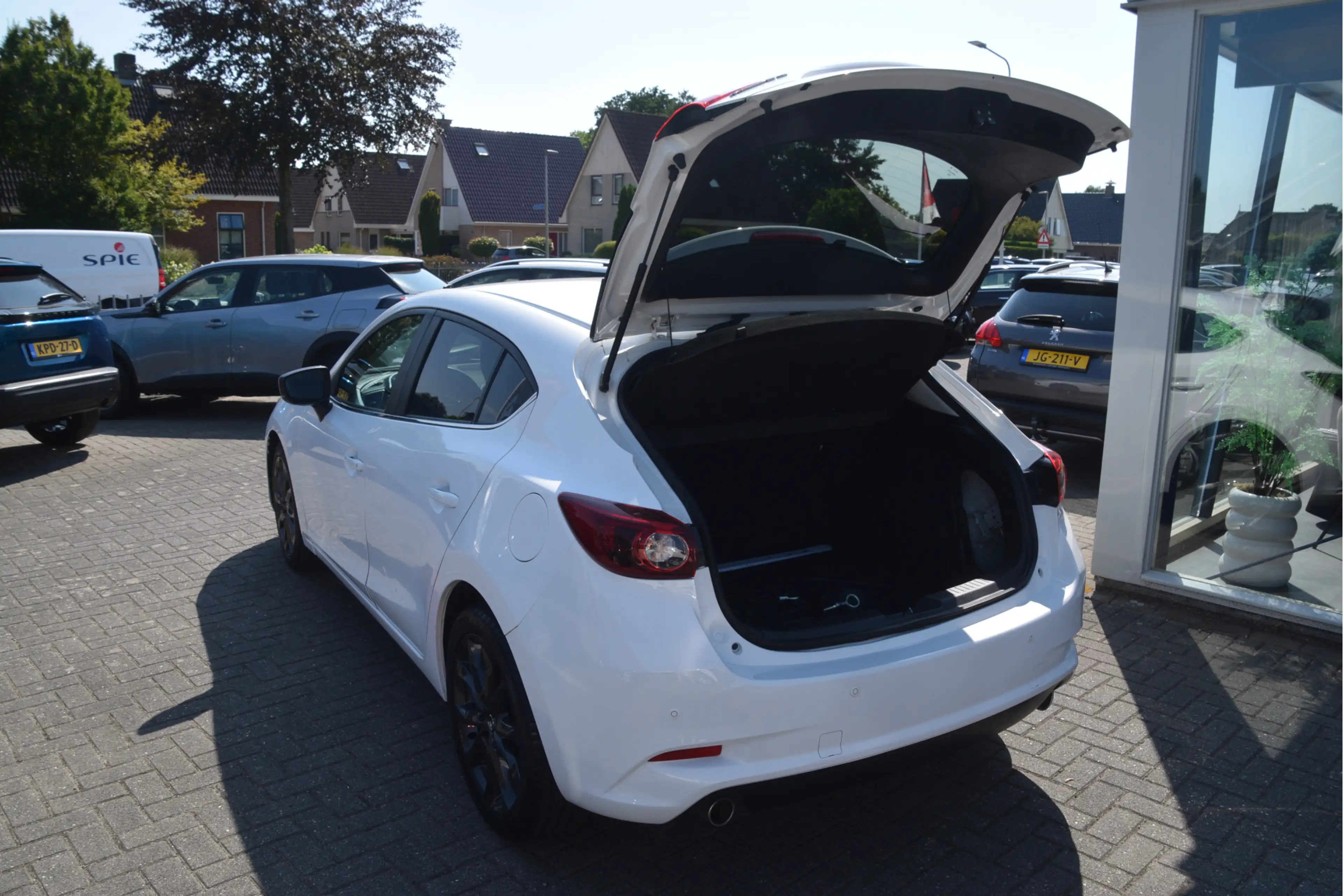 Mazda 3 2.0 SkyActiv-G 120 SkyLease+ Keyless | PDC | Cruis — photo 11