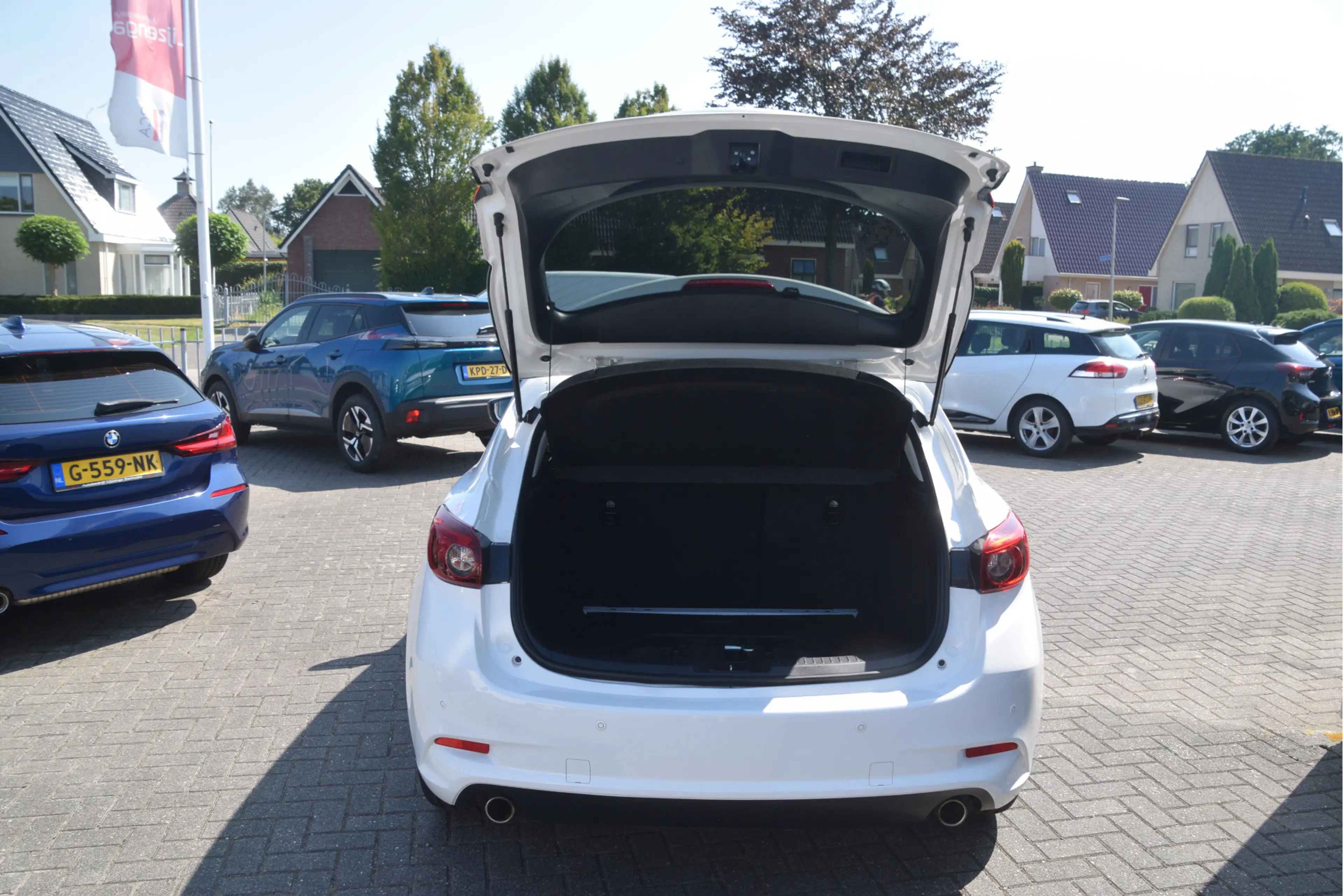 Mazda 3 2.0 SkyActiv-G 120 SkyLease+ Keyless | PDC | Cruis — photo 12