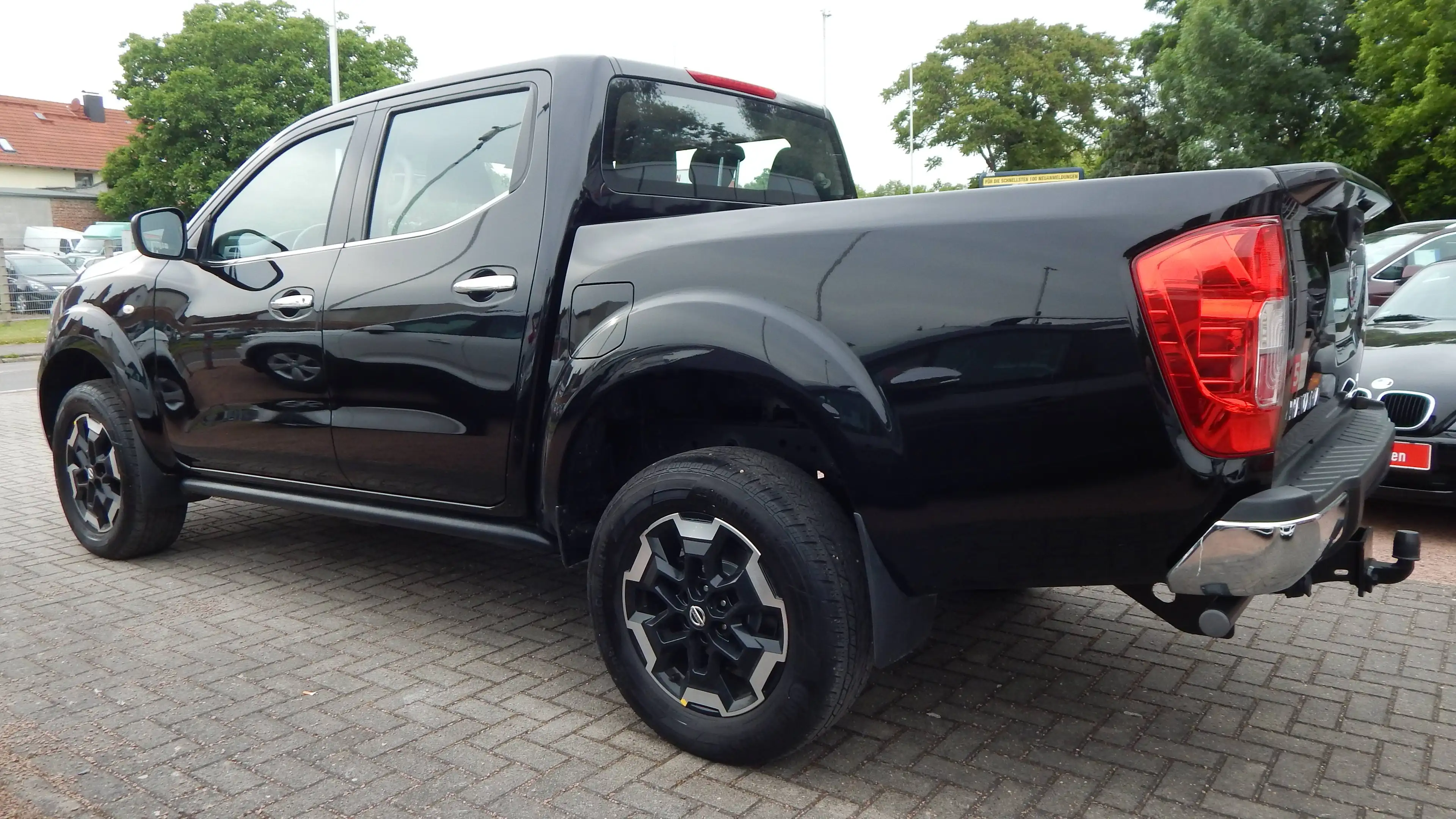 Nissan Navara Visia Double Cab 4x4 — photo 2
