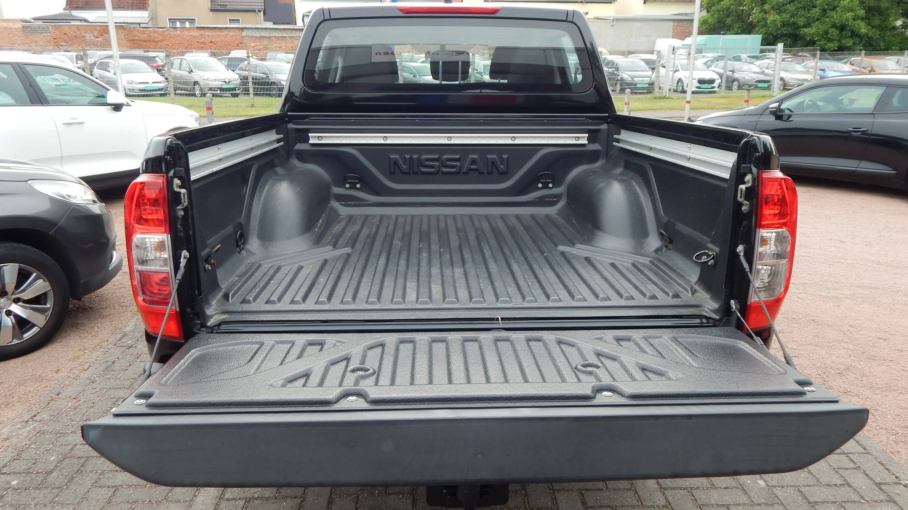 Nissan Navara Visia Double Cab 4x4 — photo 12
