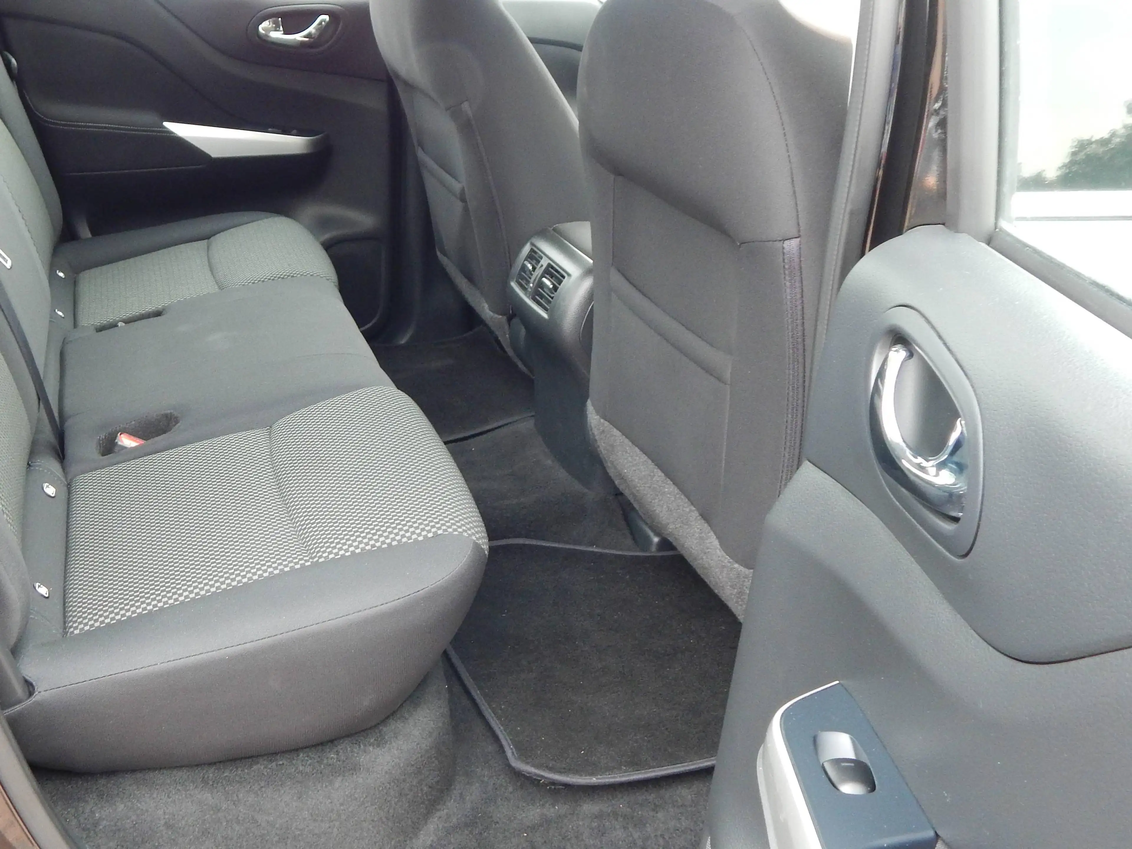 Nissan Navara Visia Double Cab 4x4 — photo 13