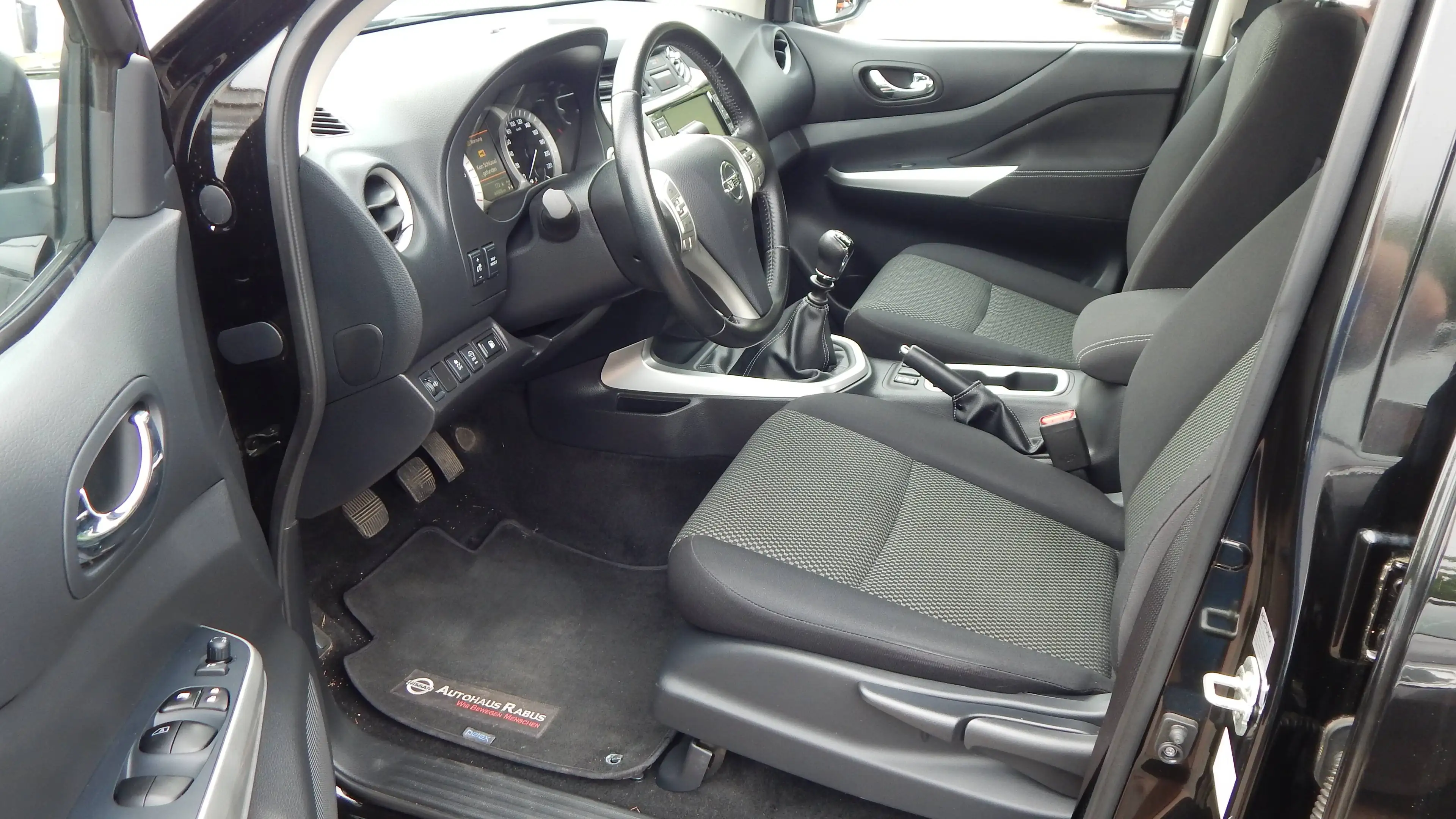 Nissan Navara Visia Double Cab 4x4 — photo 9