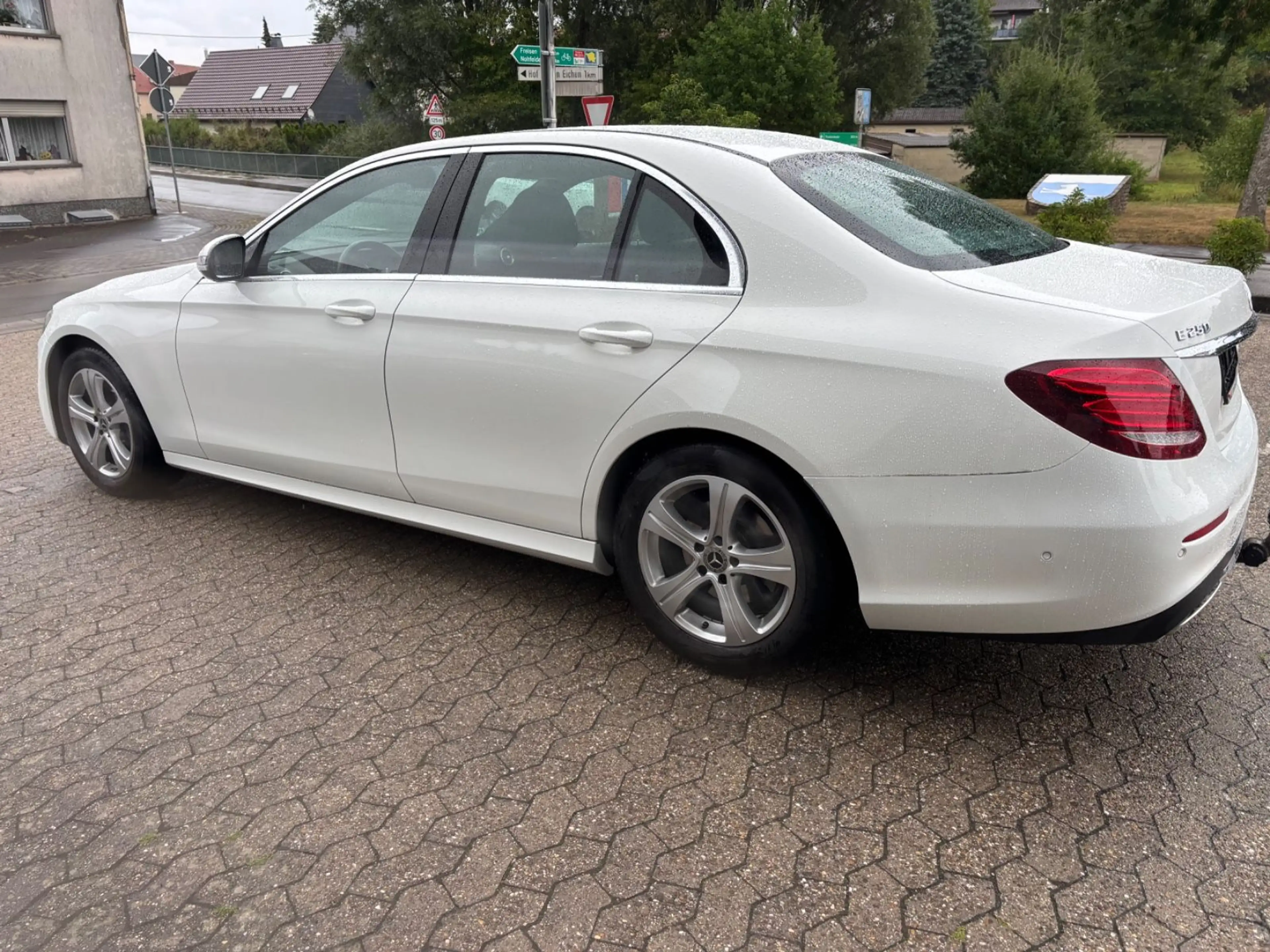 Mercedes-Benz E 250 Limousine*AMG-LINE*2 HAND*ILS*AHK* — photo 3