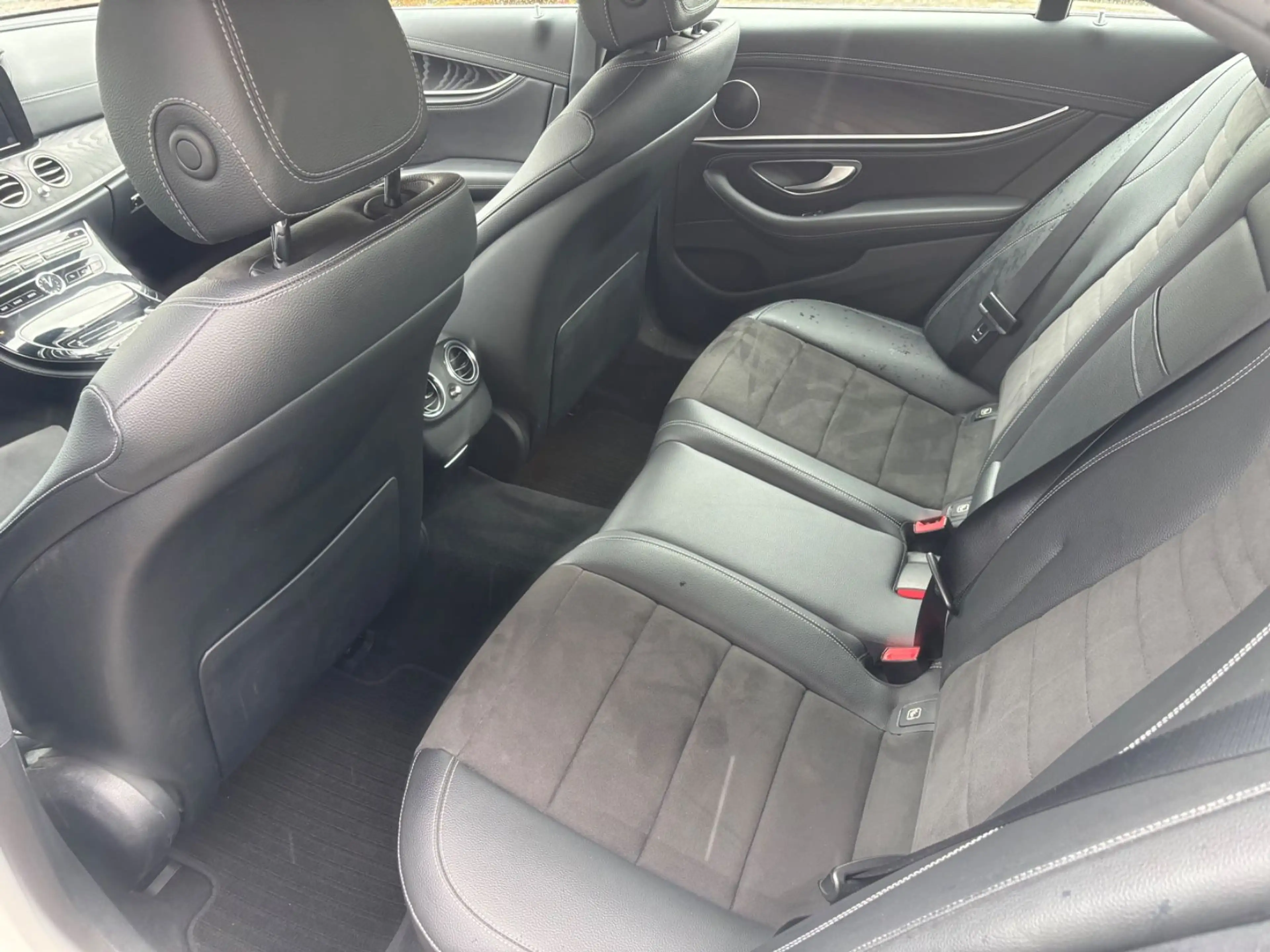 Mercedes-Benz E 250 Limousine*AMG-LINE*2 HAND*ILS*AHK* — photo 9