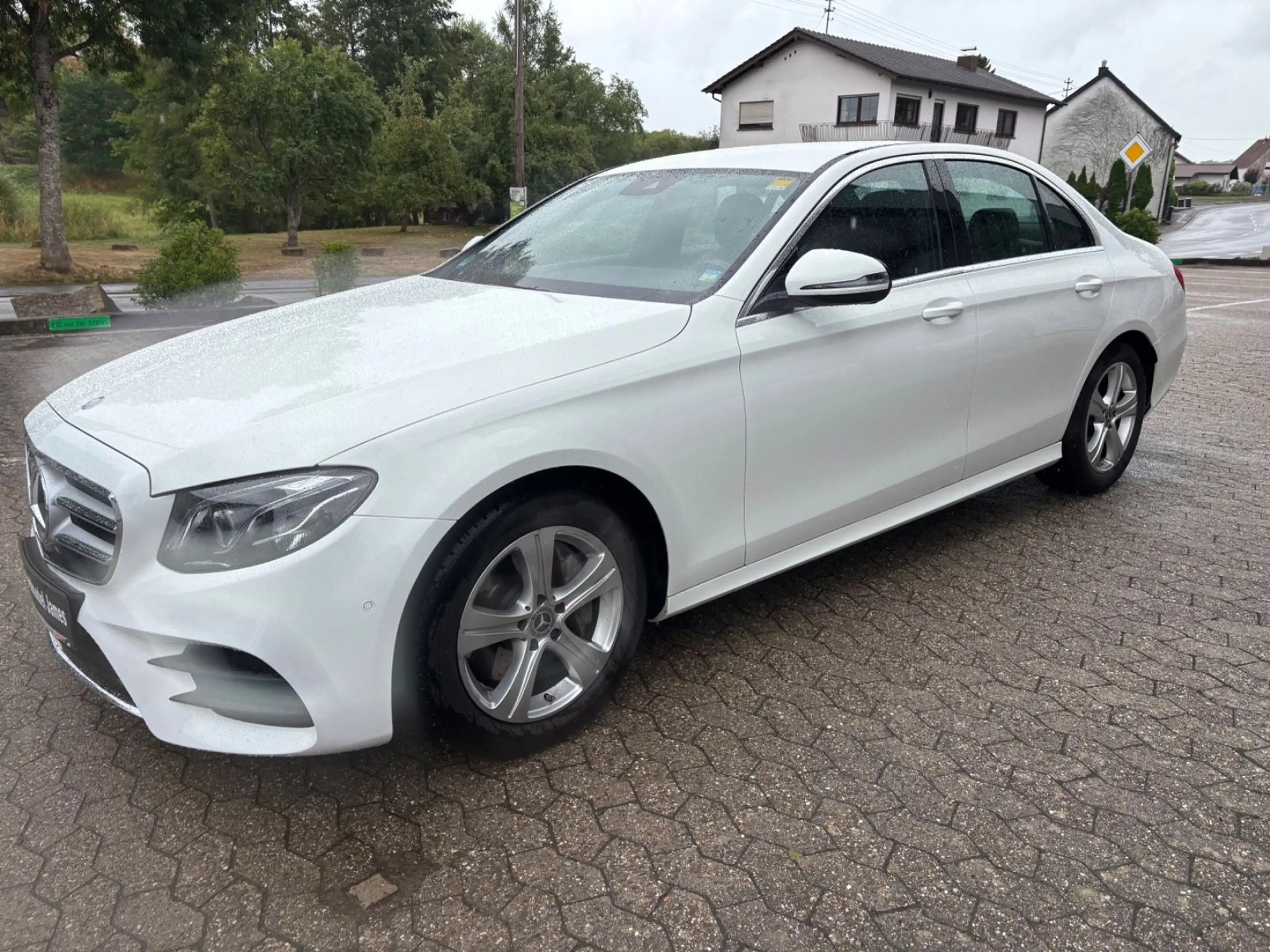 Mercedes-Benz E 250 Limousine*AMG-LINE*2 HAND*ILS*AHK* — photo 2