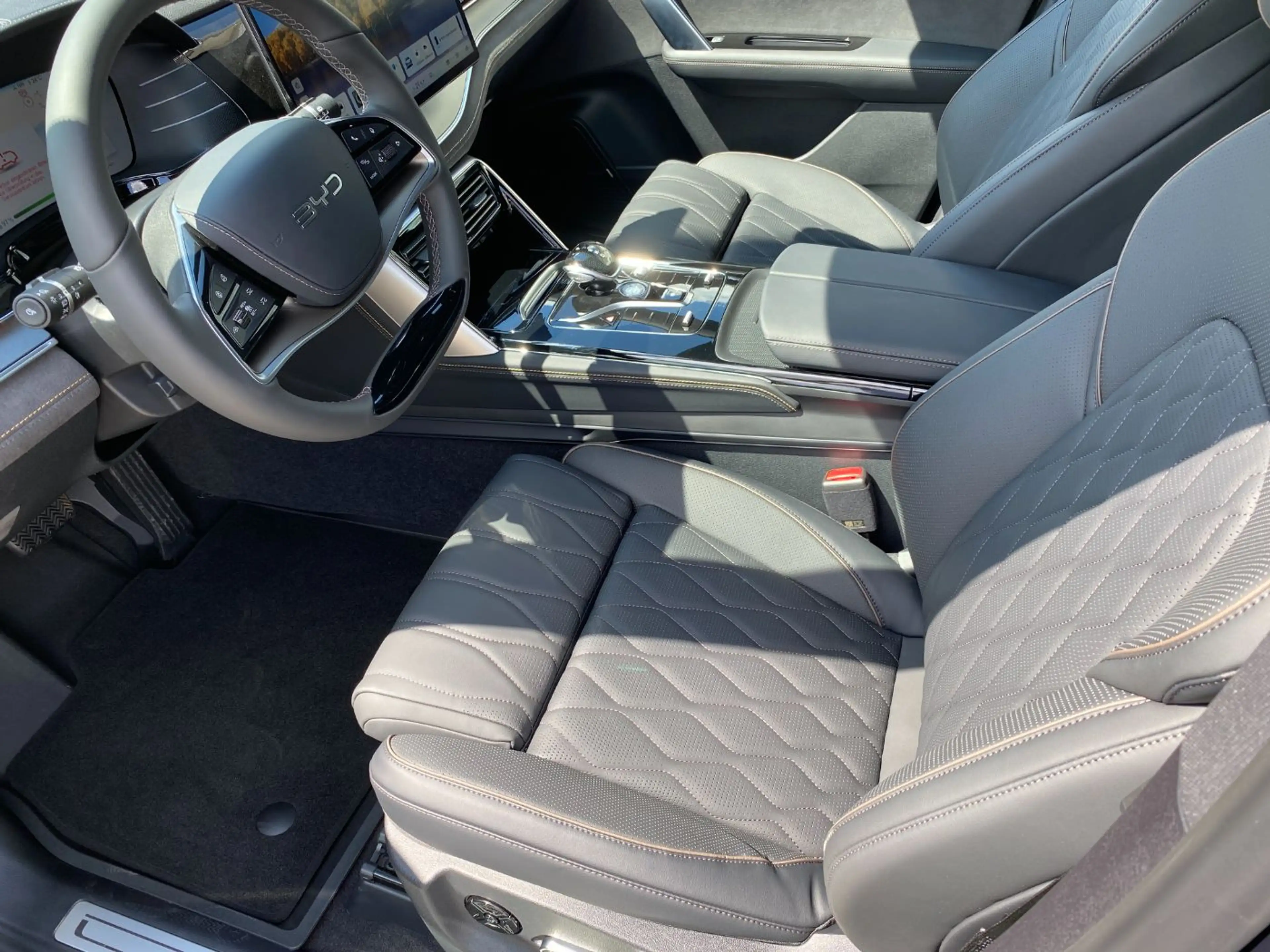 BYD Tang EV PTS DAB CarPlay HUD Shz KeyGo eHeck Ambi — photo 11