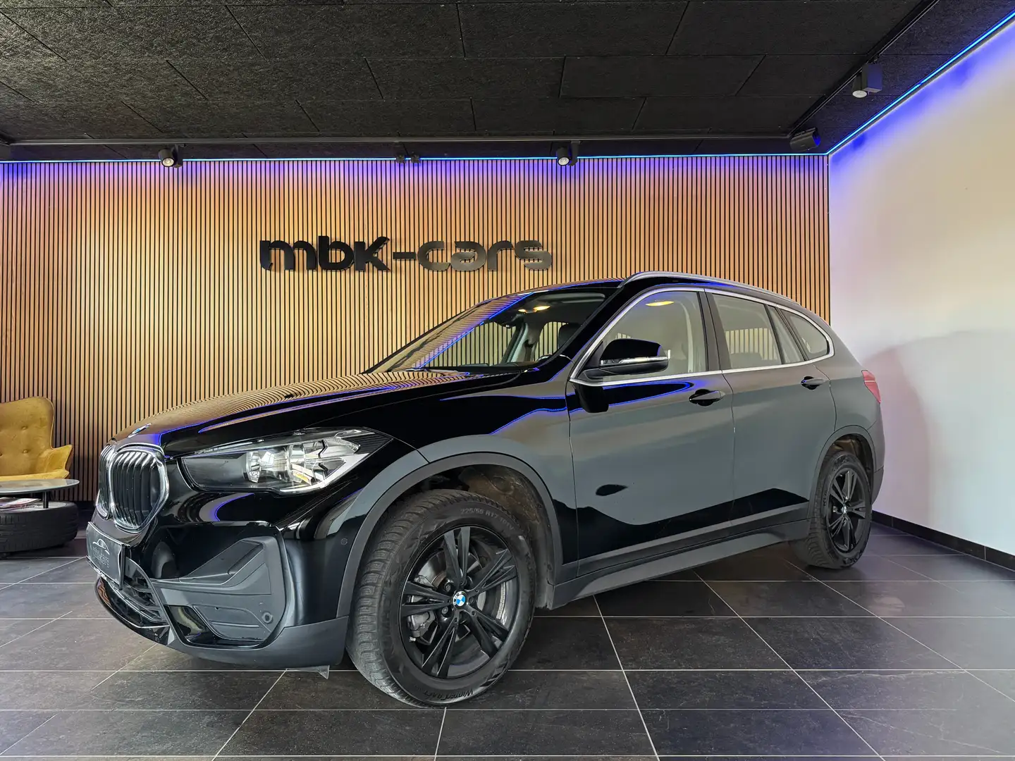 BMW X1 sDrive 18i Advantage *Head-UP, AHK* Schwarz - 2