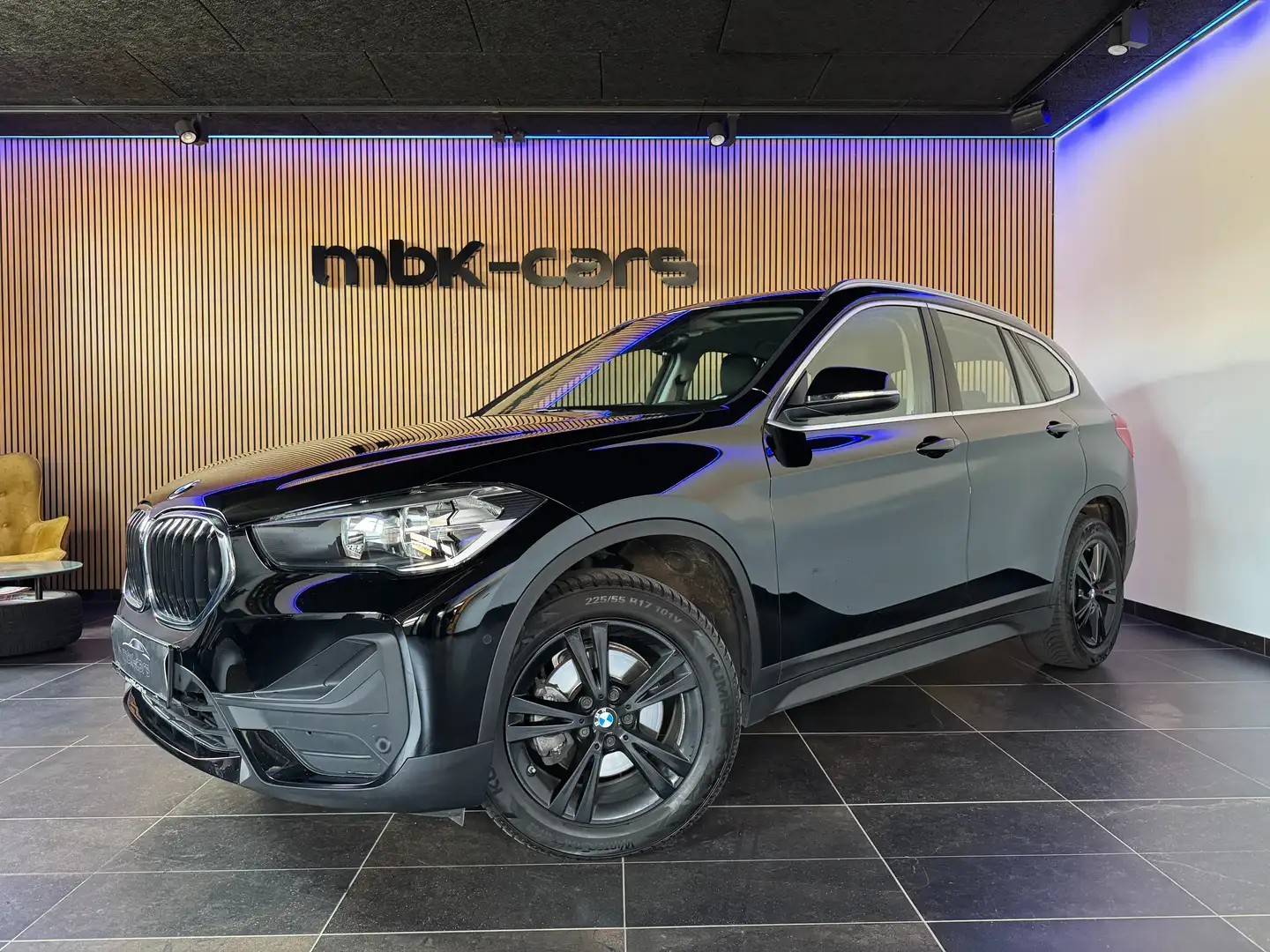 BMW X1 sDrive 18i Advantage *Head-UP, AHK* Schwarz - 1