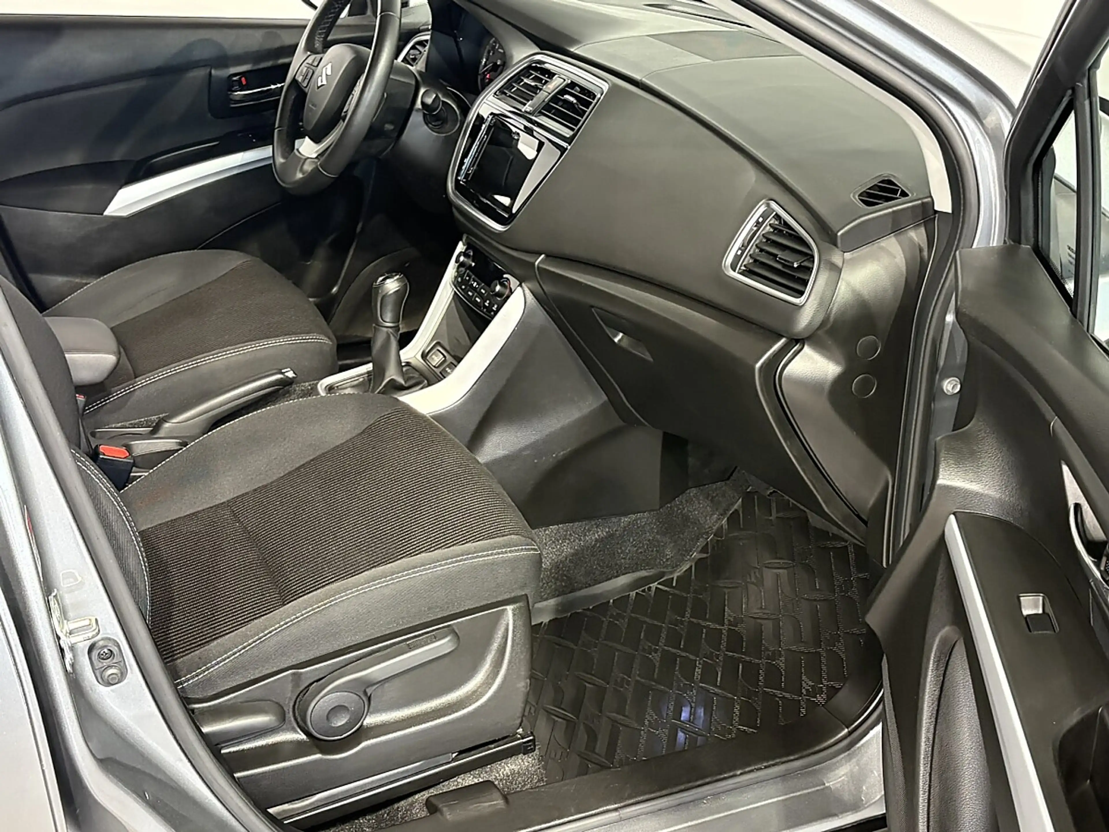 Suzuki SX4 S-Cross 1,0 DITC ALLGRIP shine — photo 7