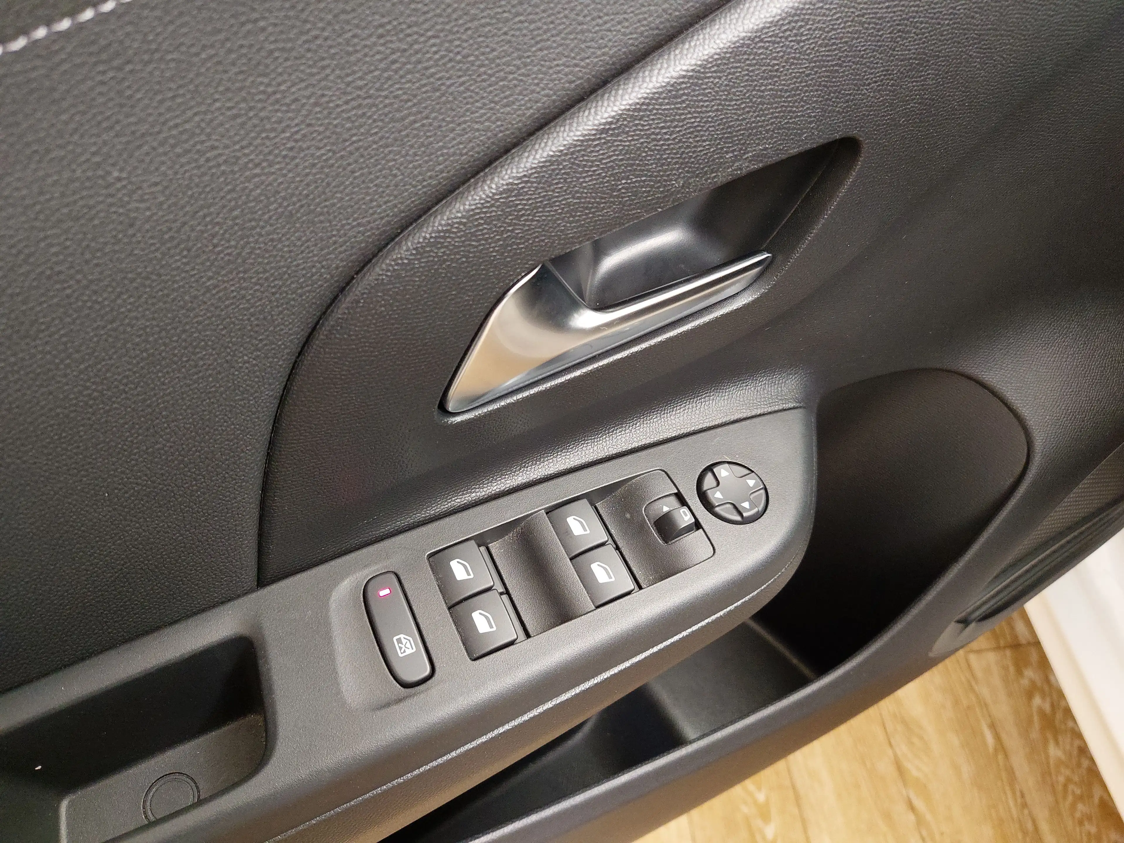 Opel Corsa-e Elegance T-Leder LED Wärmepumpe LEDER KLIMA KLIMAAUT RADIO DAB — photo 5