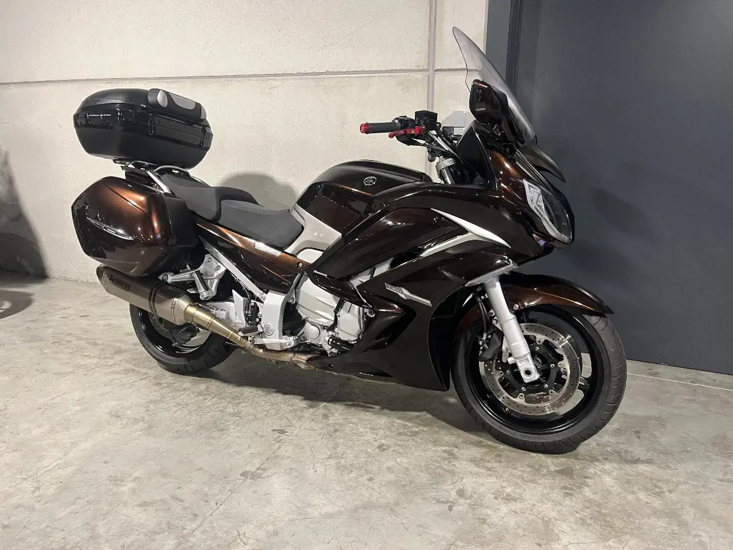 Yamaha FJR 1300 leuke toermoto met topcase en Akrapovic uitlaten - 1