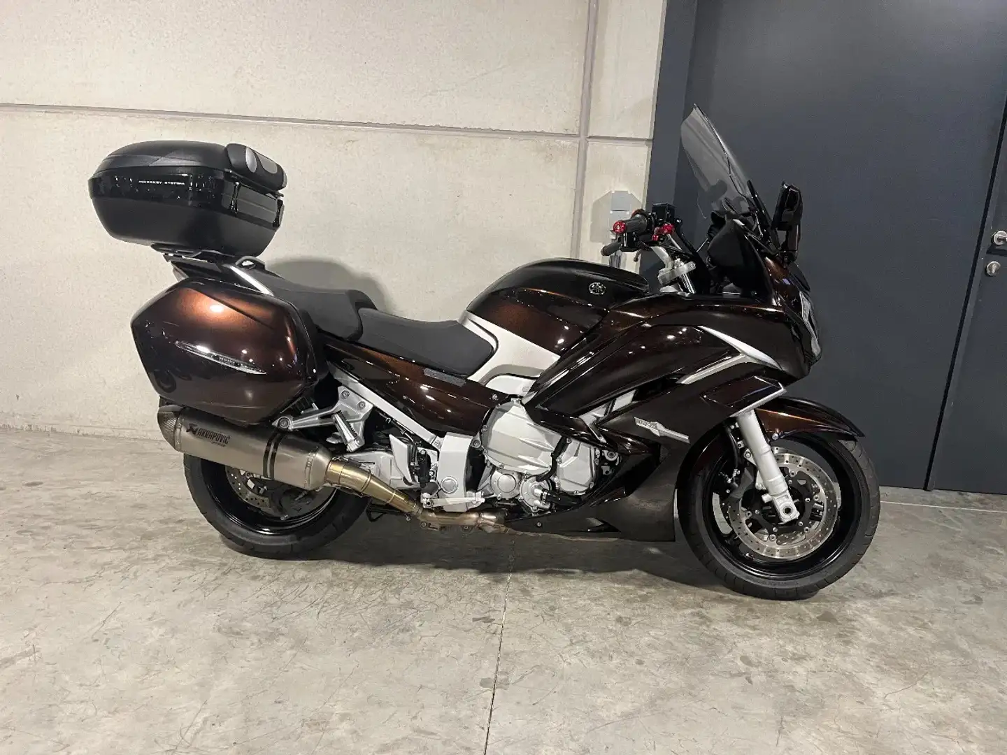 Yamaha FJR 1300 leuke toermoto met topcase en Akrapovic uitlaten - 2