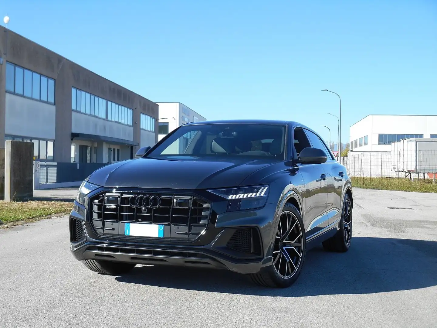 Audi Q8 55 3.0 tfsi mhev quattro tiptronic Grijs - 1