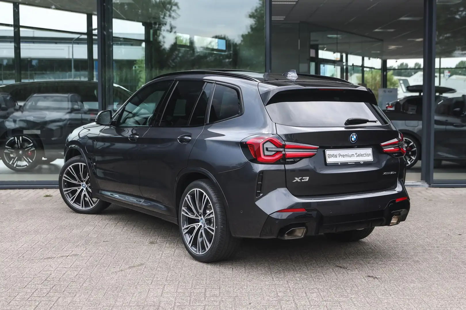 BMW X3 30e xDrive M Sport Automaat / Panoramadak / Trekha Grijs - 2