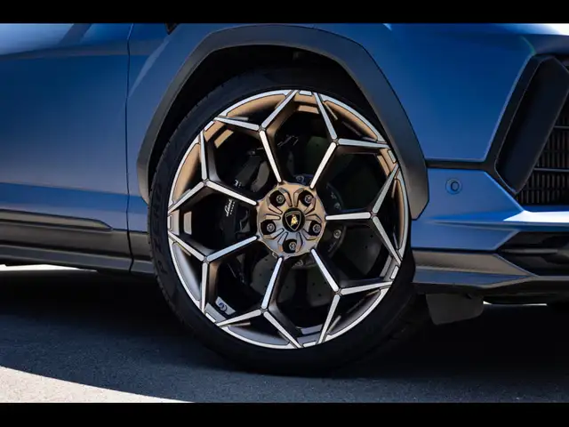 Lamborghini Urus view 10