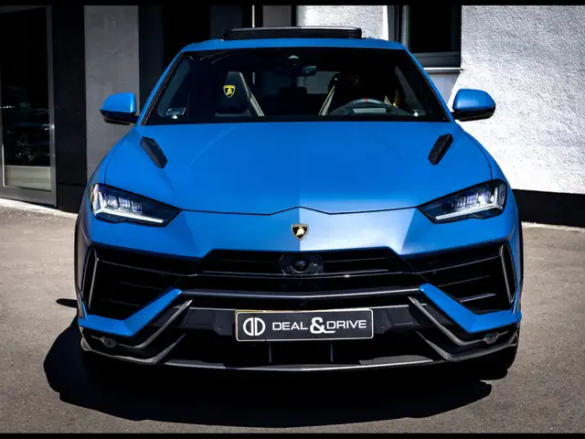 Lamborghini Urus view 5