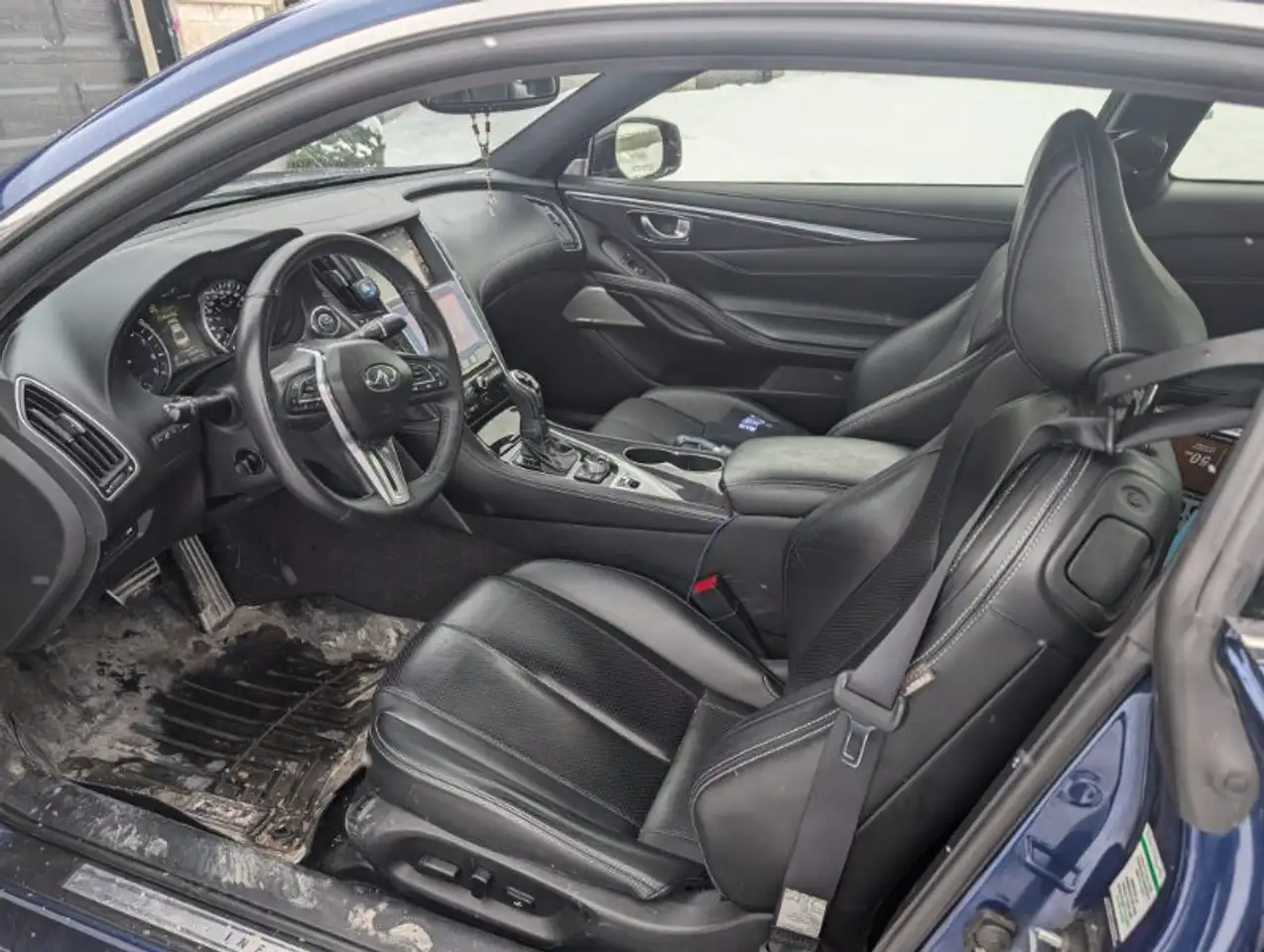 Infiniti Q60 снимка Infiniti Q60