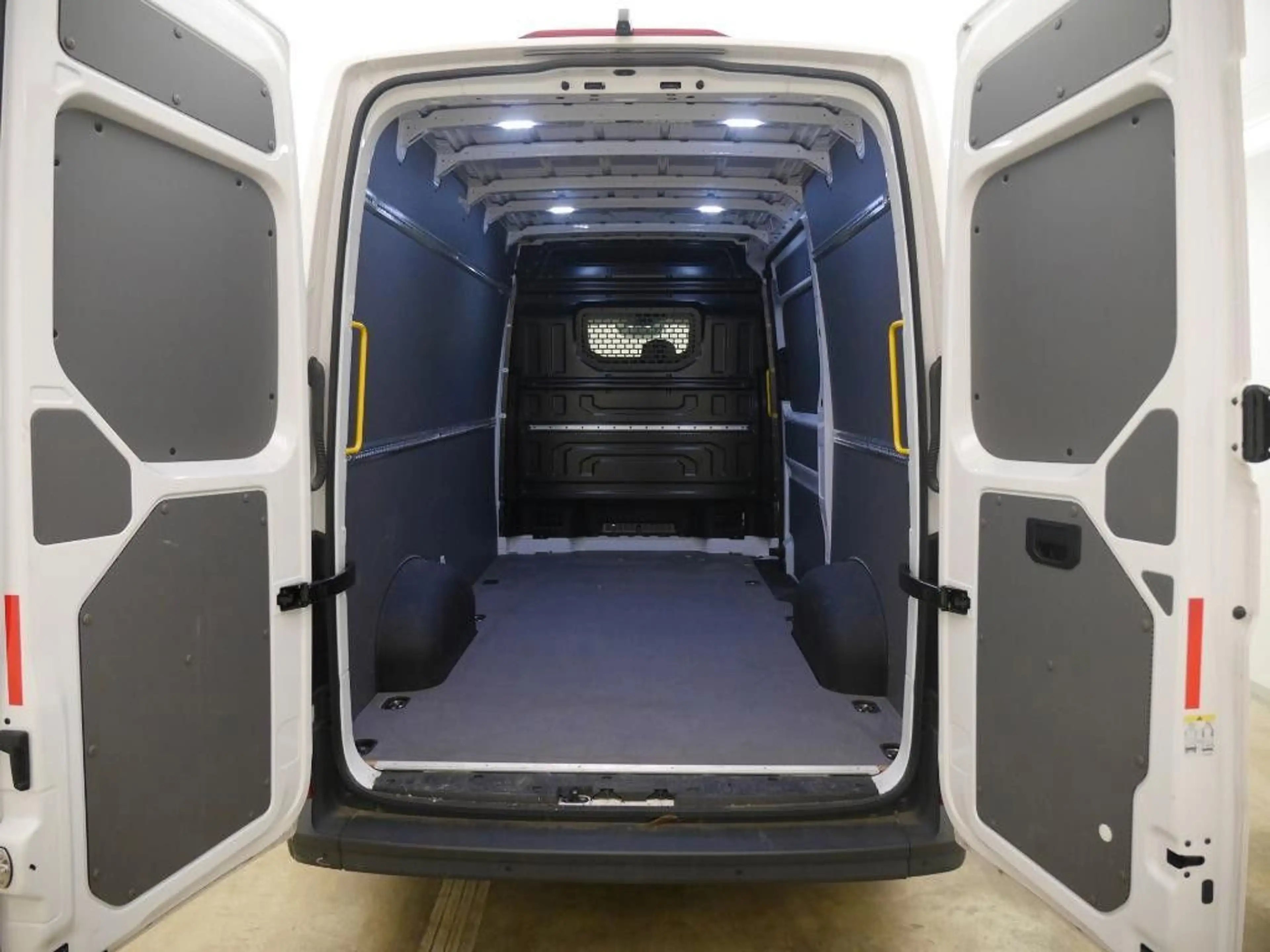 Volkswagen Crafter Kasten 35 MR Hochdach FWD RFK Klimaanl. — photo 7