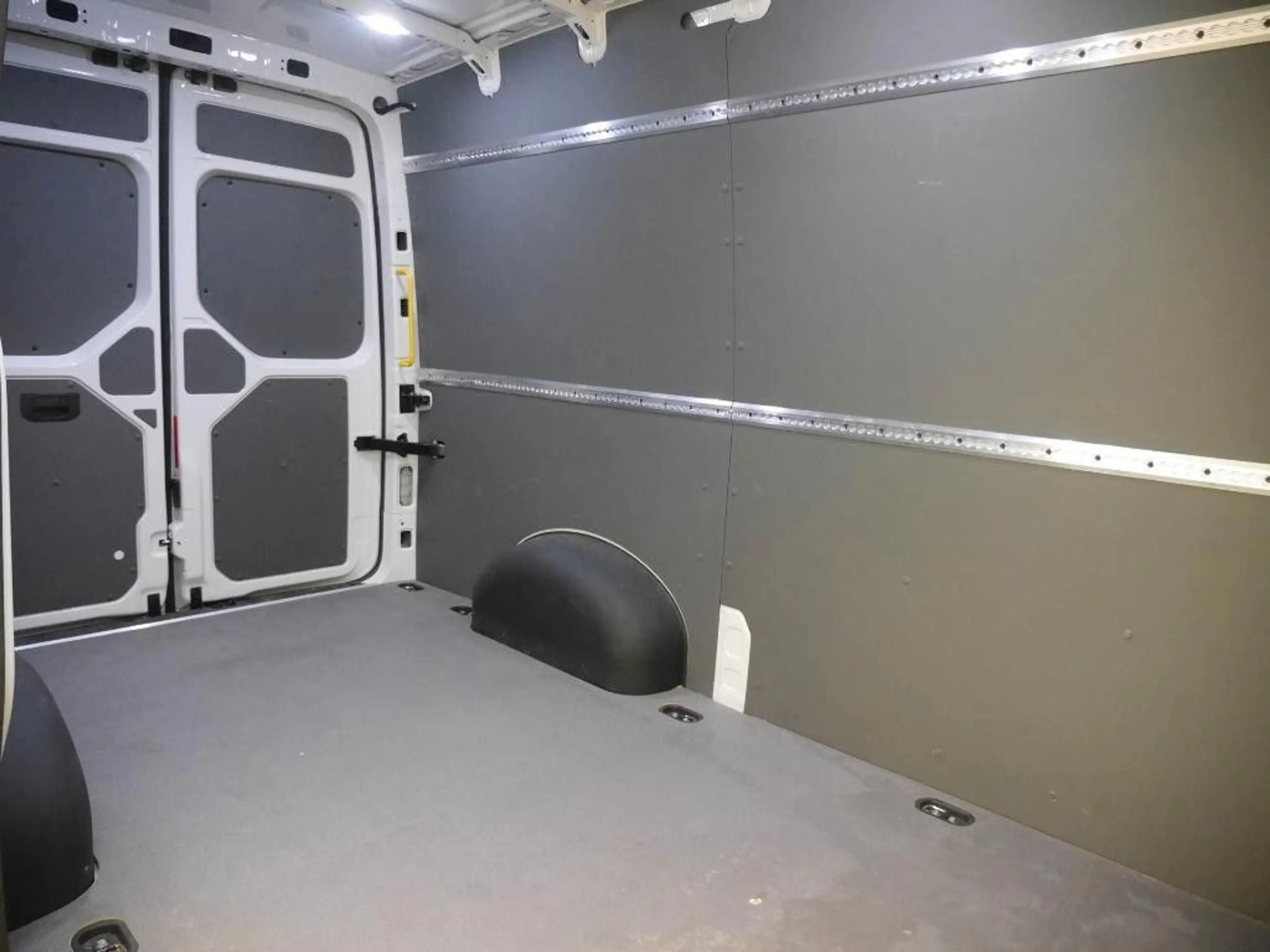 Volkswagen Crafter Kasten 35 MR Hochdach FWD RFK Klimaanl. — photo 6