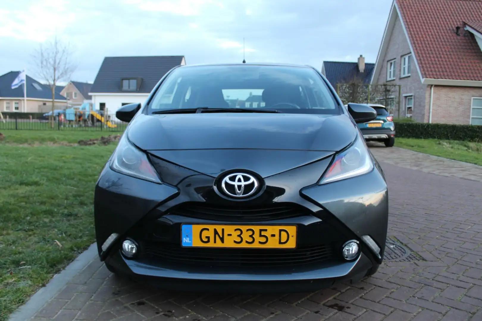 Toyota Aygo 1.0 VVT-i x-play NAP, ParkCamera, nieuwe beurt Grijs - 1