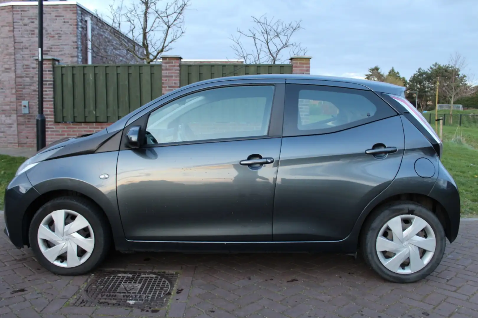 Toyota Aygo 1.0 VVT-i x-play NAP, ParkCamera, nieuwe beurt Grijs - 2