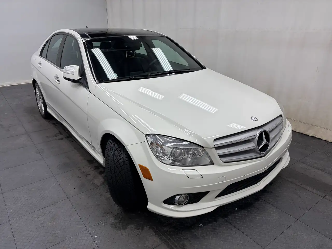 Mercedes-Benz C-Class снимка Mercedes-Benz C-Class