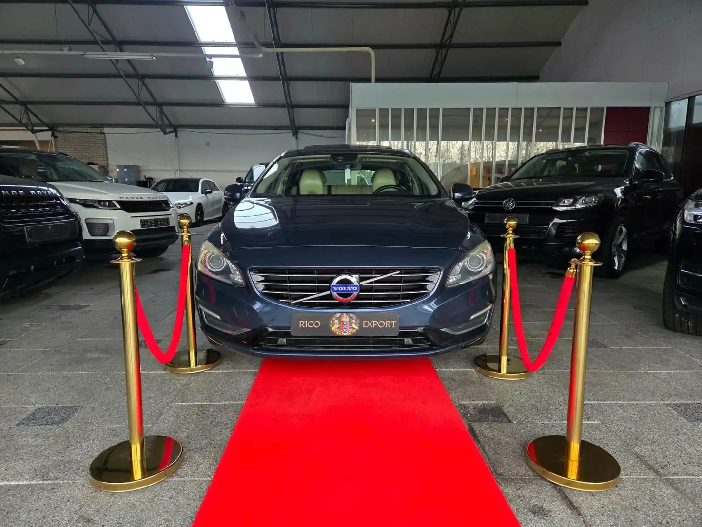 Volvo V60 2.4 D6 AUTOMAAT AWD Plug-In Hybrid PANO FULL! Blau - 1