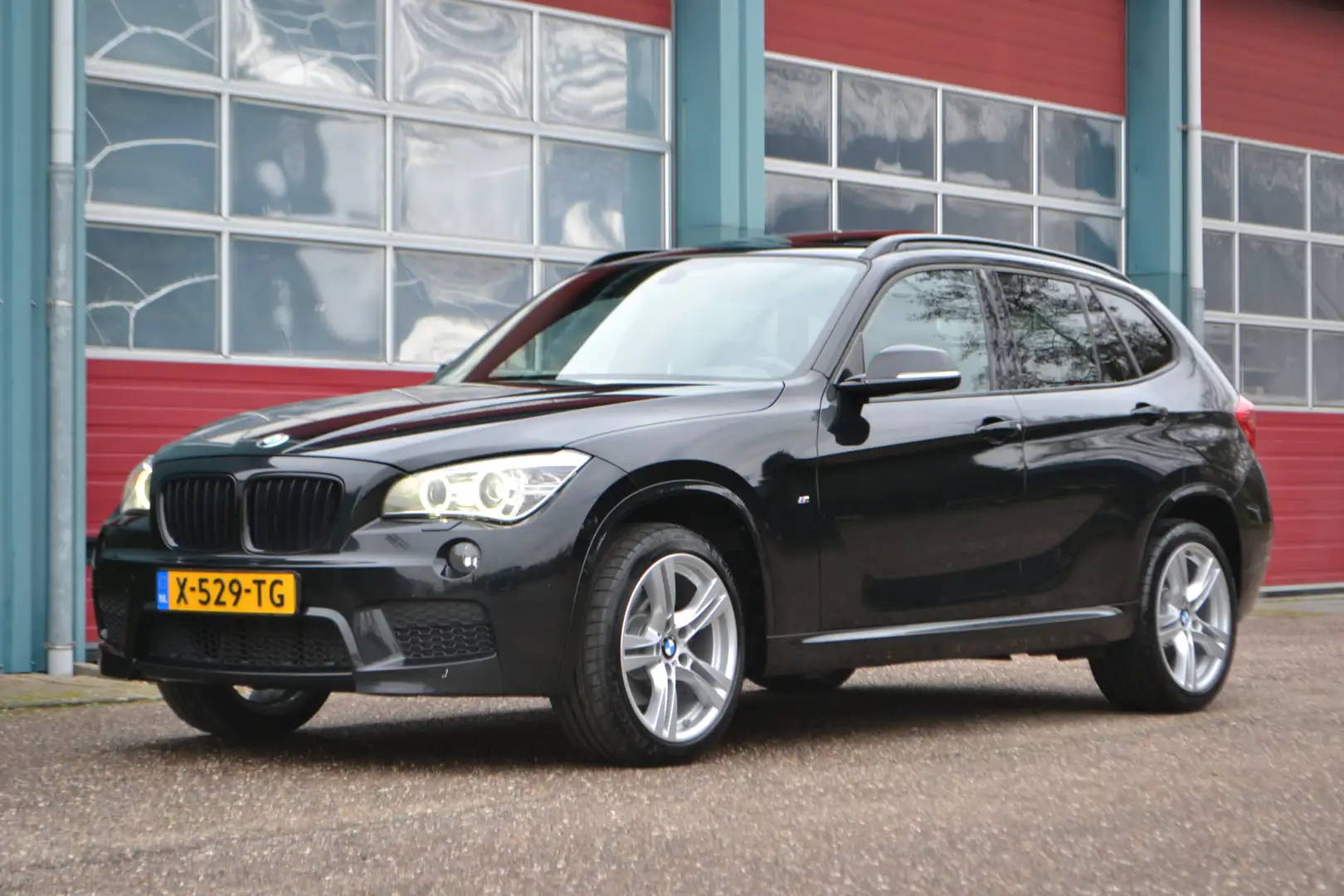 BMW X1 xDrive28i Executive M-Pakket AUT! Zwart - 2