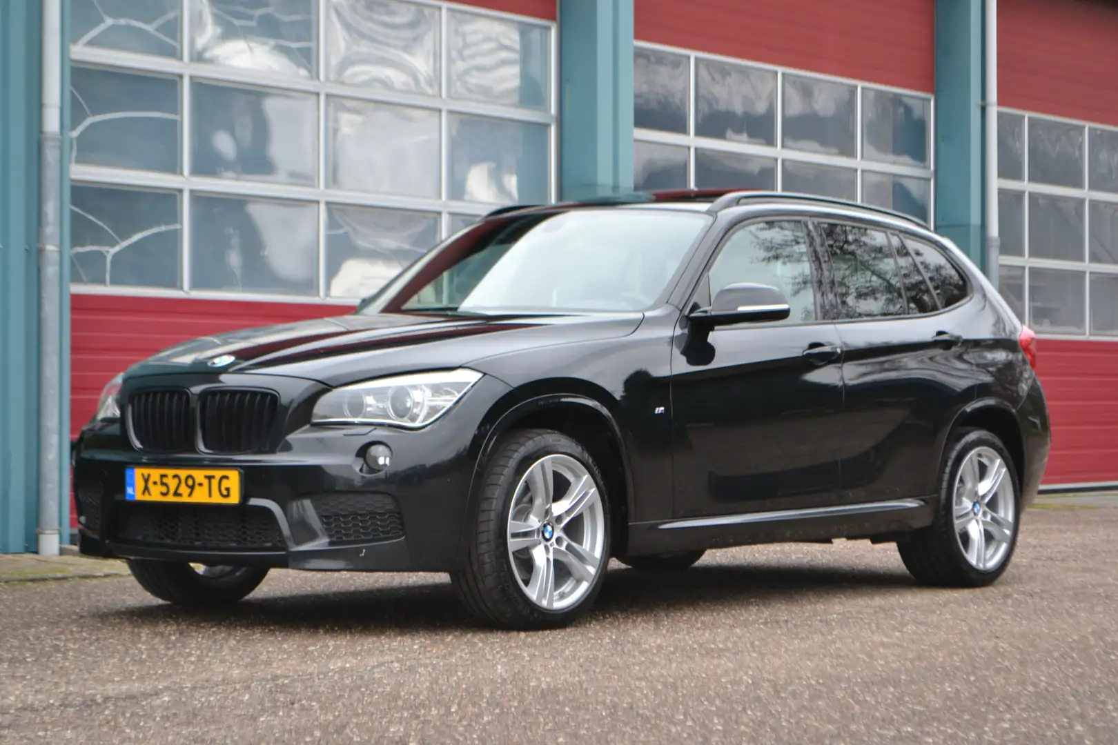 BMW X1 xDrive28i Executive M-Pakket AUT! Zwart - 1