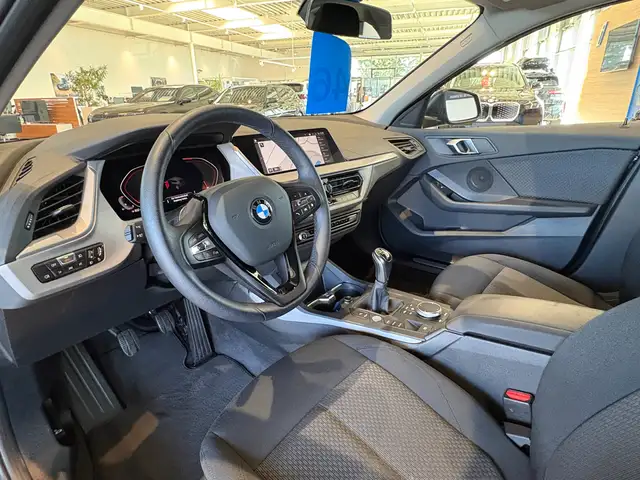 BMW 1 Series view 13