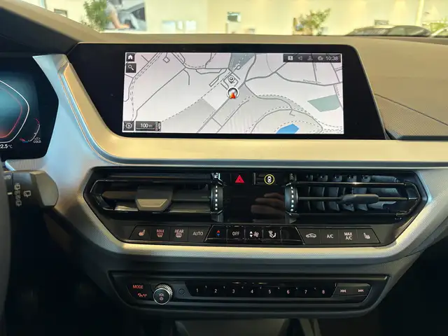 BMW 1 Series view 15