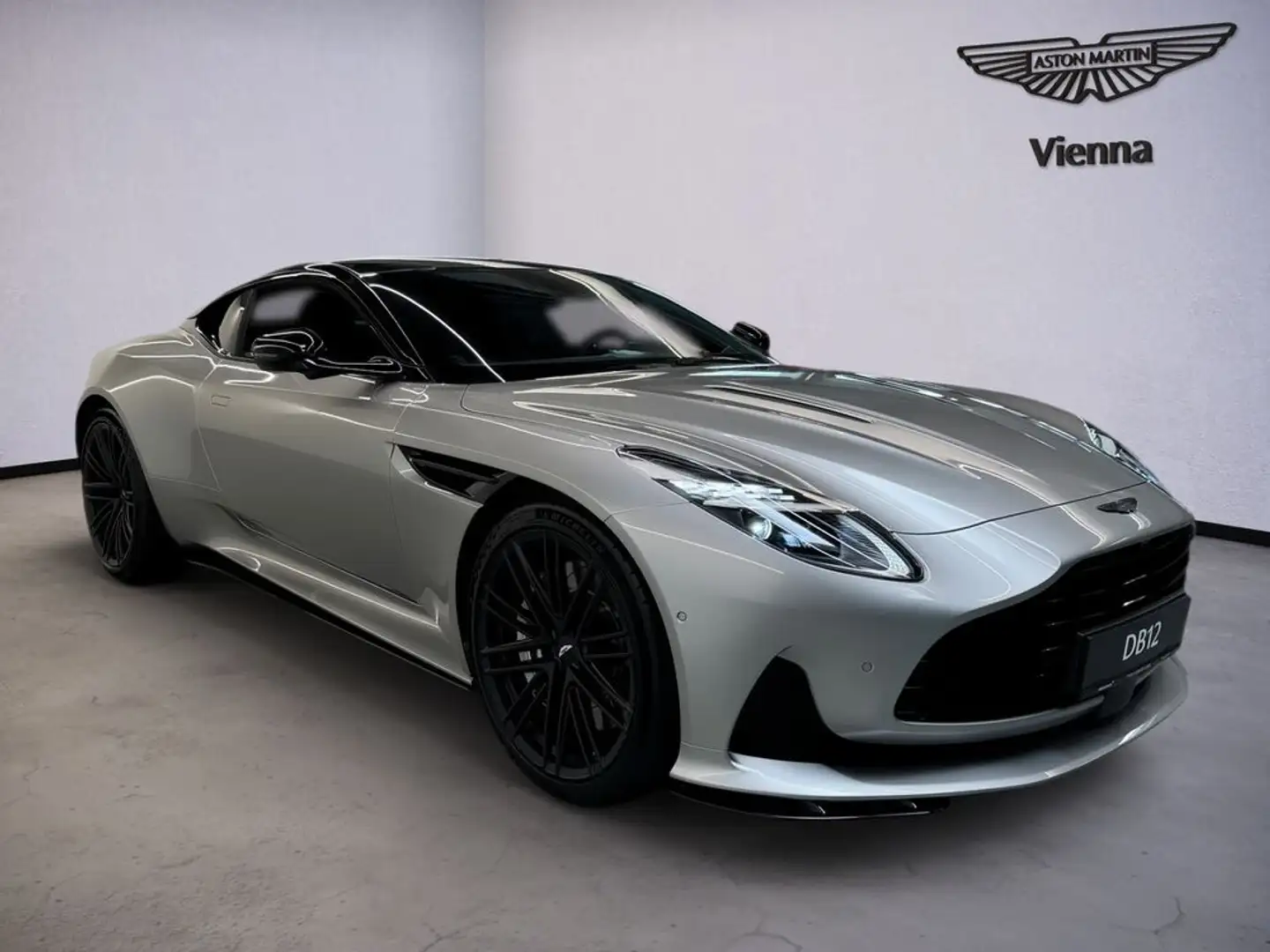 Aston Martin DB12 Coupé | Spirit Silver | Bowers & Wilkins Argent - 2