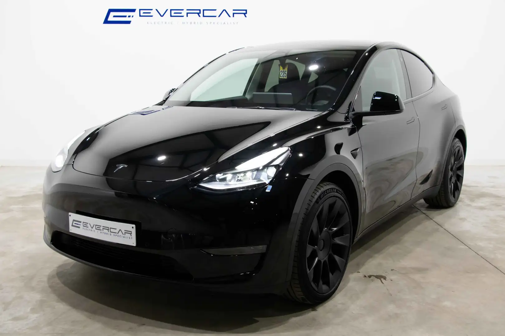 Tesla Model Y LONG RANGE DUAL MOTOR **HEATED SEATS & STEERING** Zwart - 1