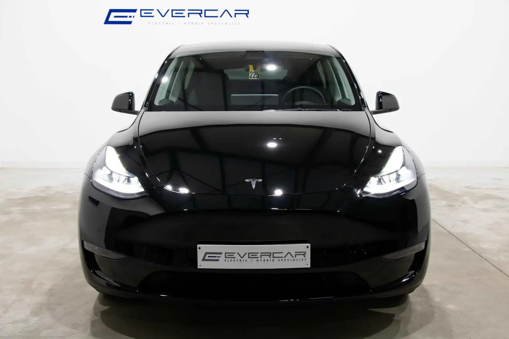 Tesla Model Y LONG RANGE DUAL MOTOR **HEATED SEATS & STEERING** Zwart - 2