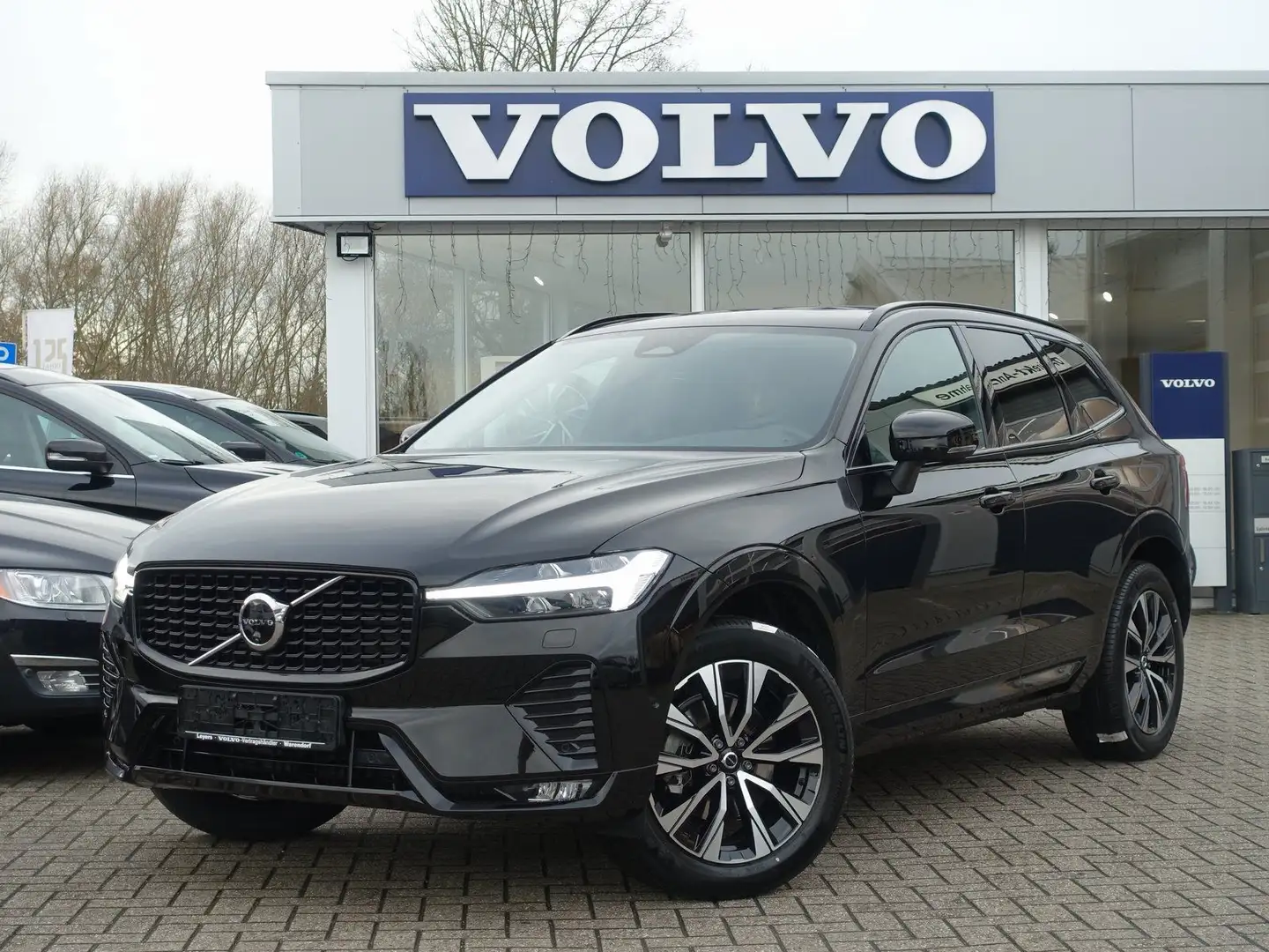 Volvo XC60 Plus Dark B5 AWD Mild-Hybrid /360°Cam/Pano. Schwarz - 1