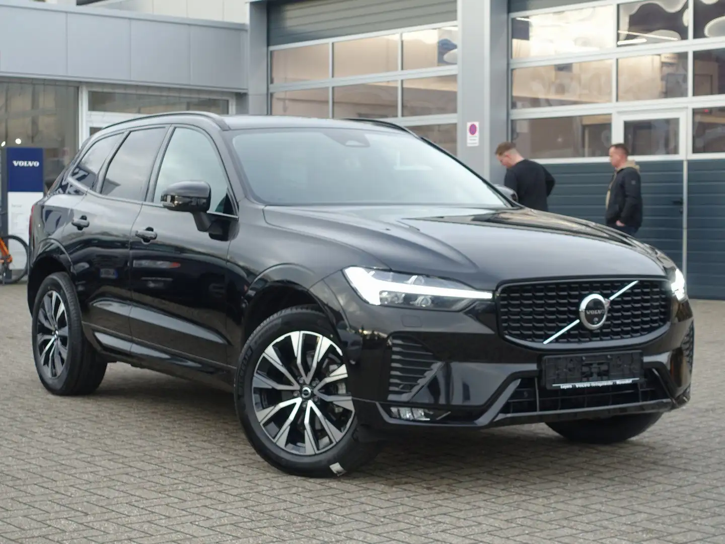 Volvo XC60 Plus Dark B5 AWD Mild-Hybrid /360°Cam/Pano. Schwarz - 2