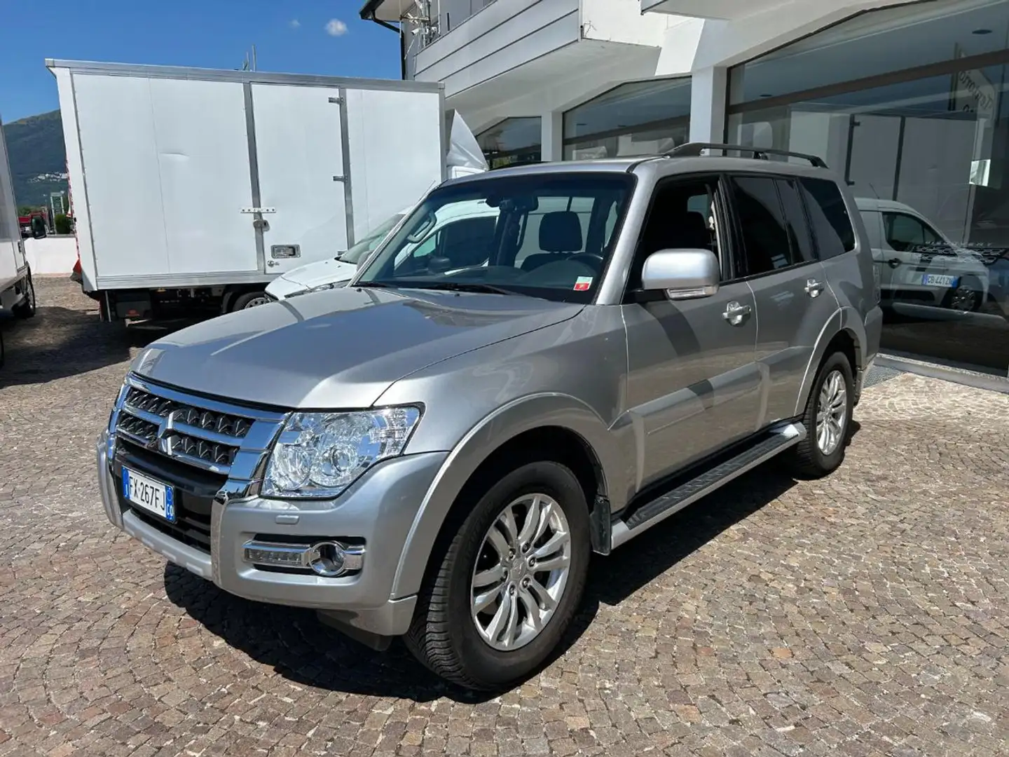 Mitsubishi Pajero 3.2 DI-D 16V aut. 5p. Instyle DPF Argento - 2