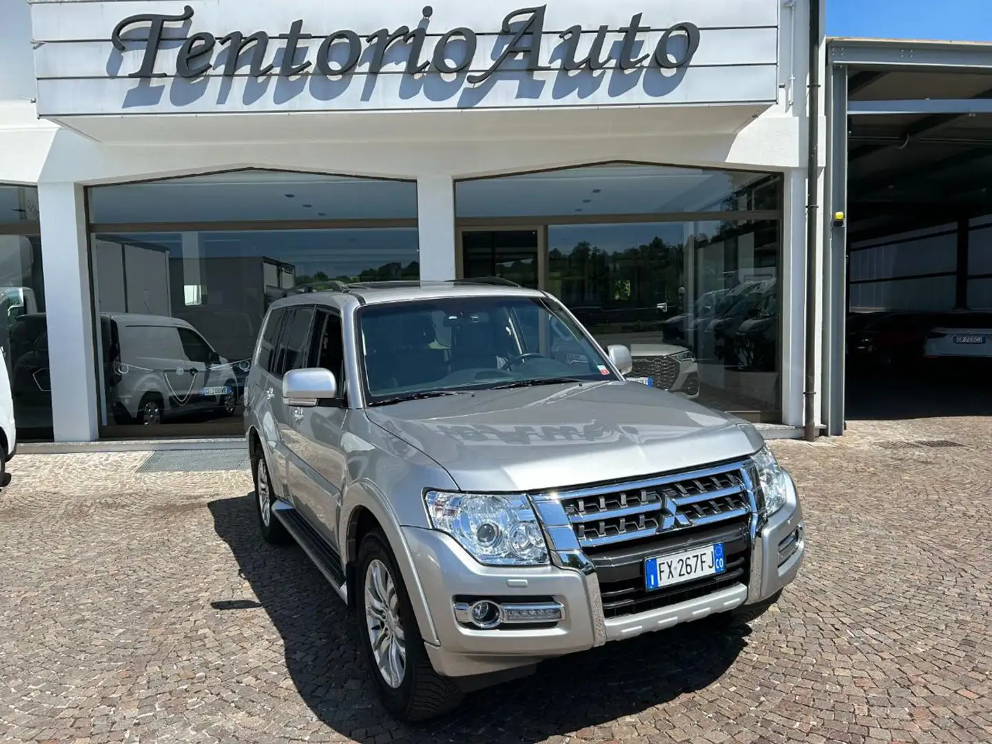 Mitsubishi Pajero 3.2 DI-D 16V aut. 5p. Instyle DPF Argento - 1