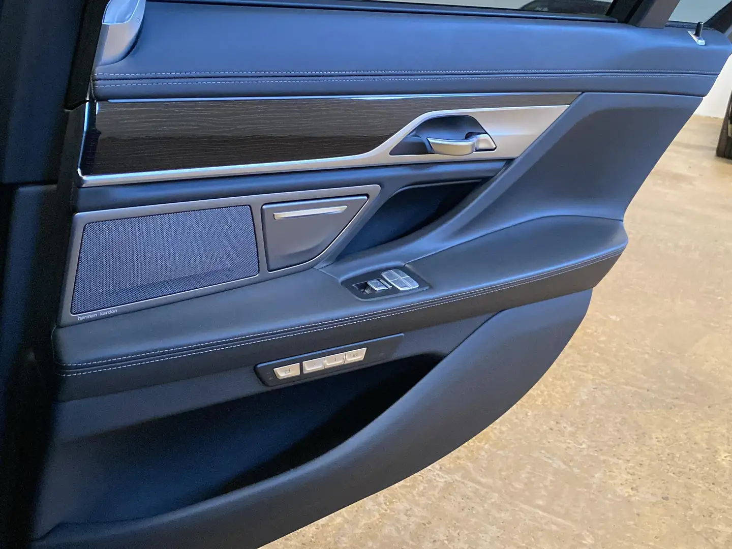 BMW 760 M760 L i xDrive V12 Schwarz - 2