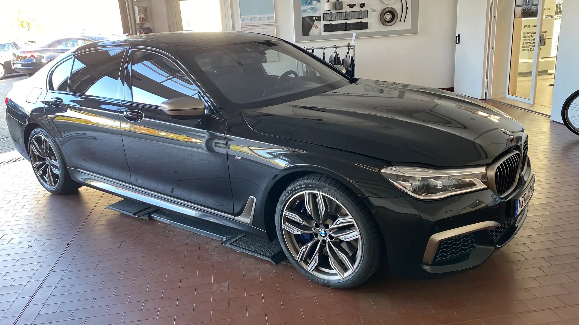 BMW 760 M760 L i xDrive V12 Schwarz - 1