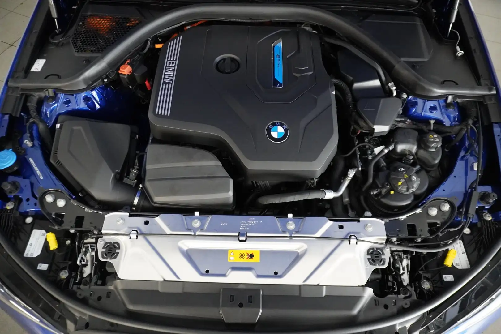 BMW 330 e xDrive Blau - 2